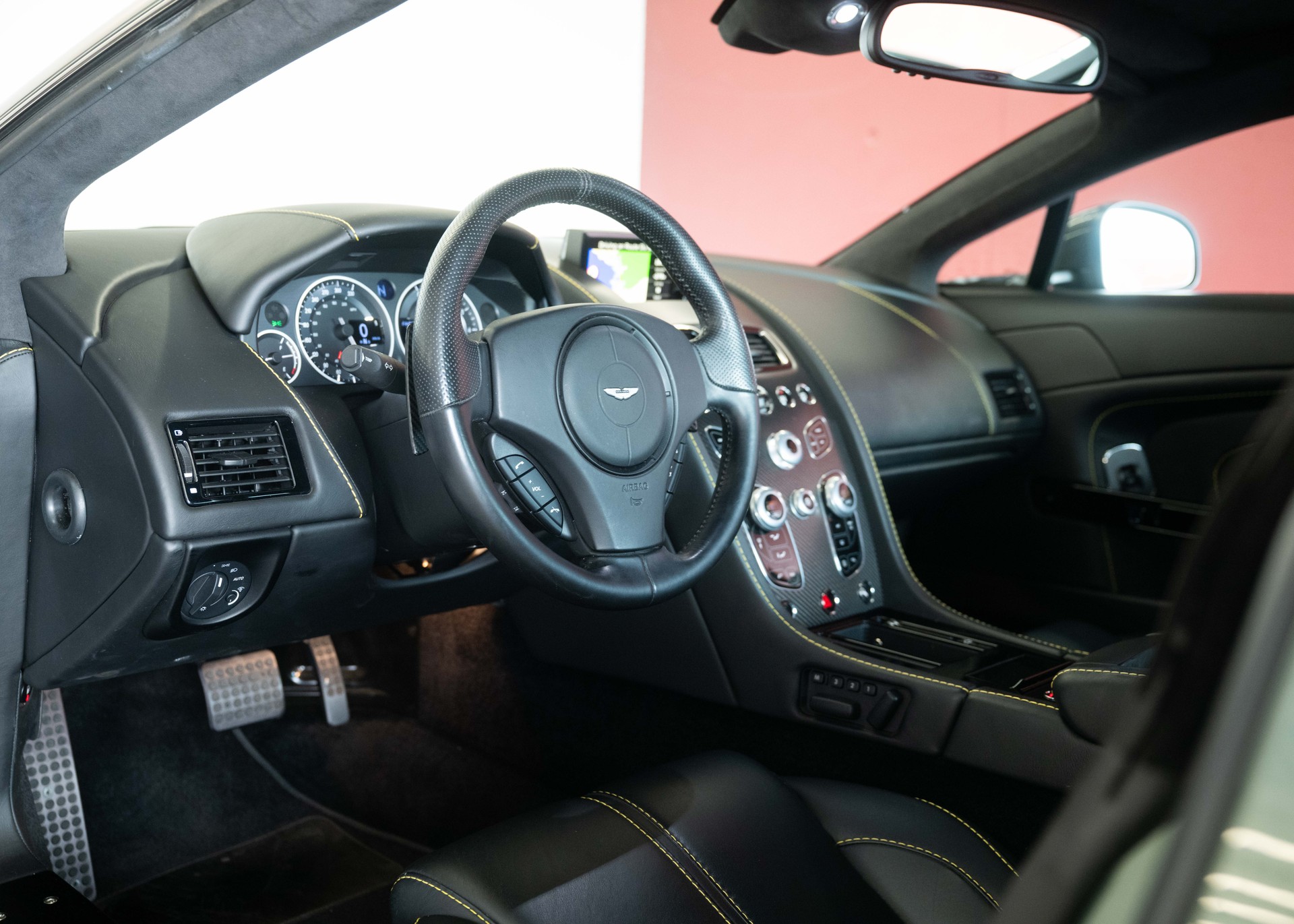 ASTON MARTIN V12 Vantage 5.9 S (2nd hand Swiss car, fantastic condition, Chiltern Green paint, full Aston Martin history, 100% original)-image-18