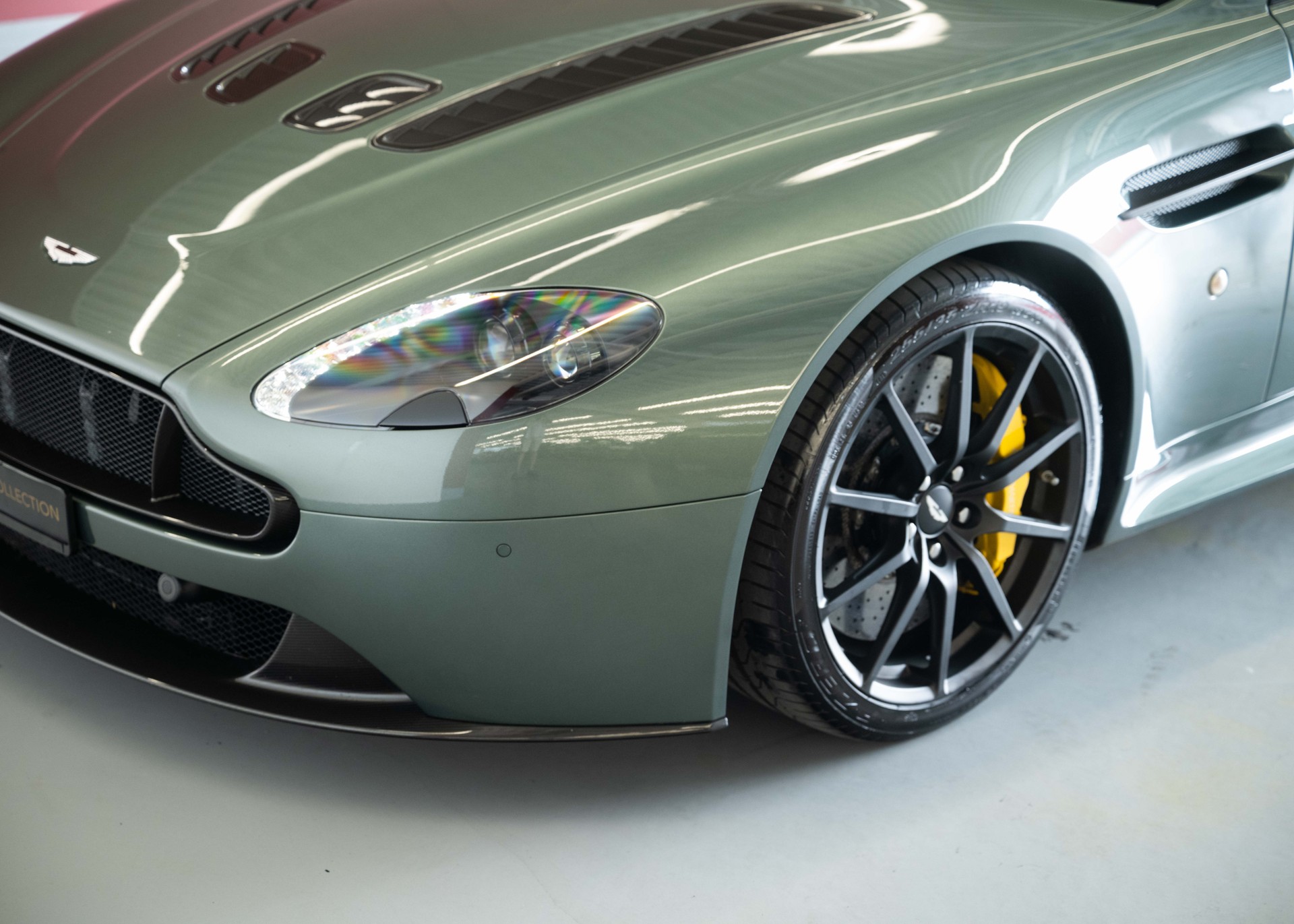 ASTON MARTIN V12 Vantage 5.9 S (2nd hand Swiss car, fantastic condition, Chiltern Green paint, full Aston Martin history, 100% original)-image-13