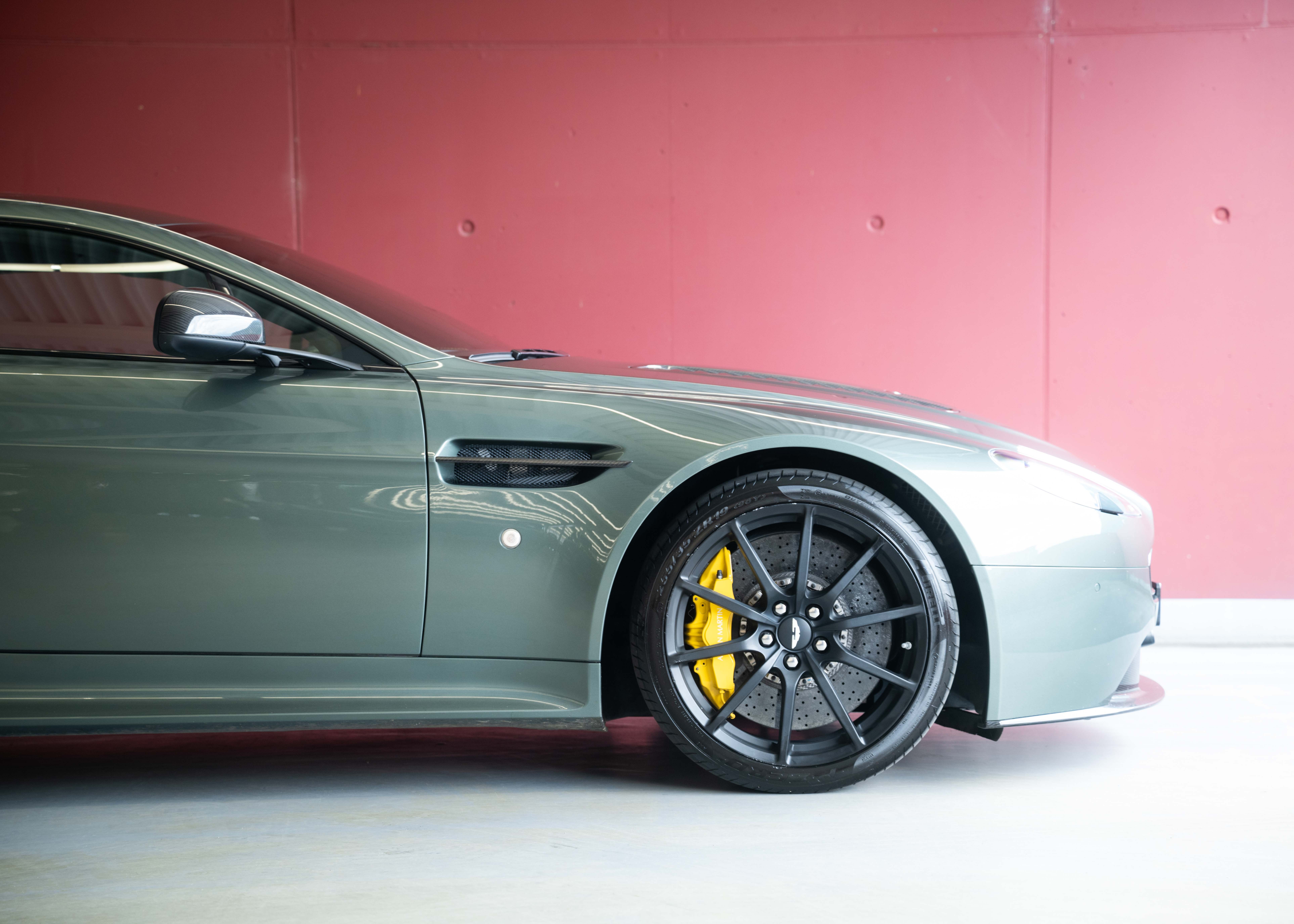 Image ASTON-MARTIN V12-VANTAGE V12 Vantage 5.9 S (2nd hand Swiss car, fantastic condition, Chiltern Green paint, full Aston Martin history, 100% original)