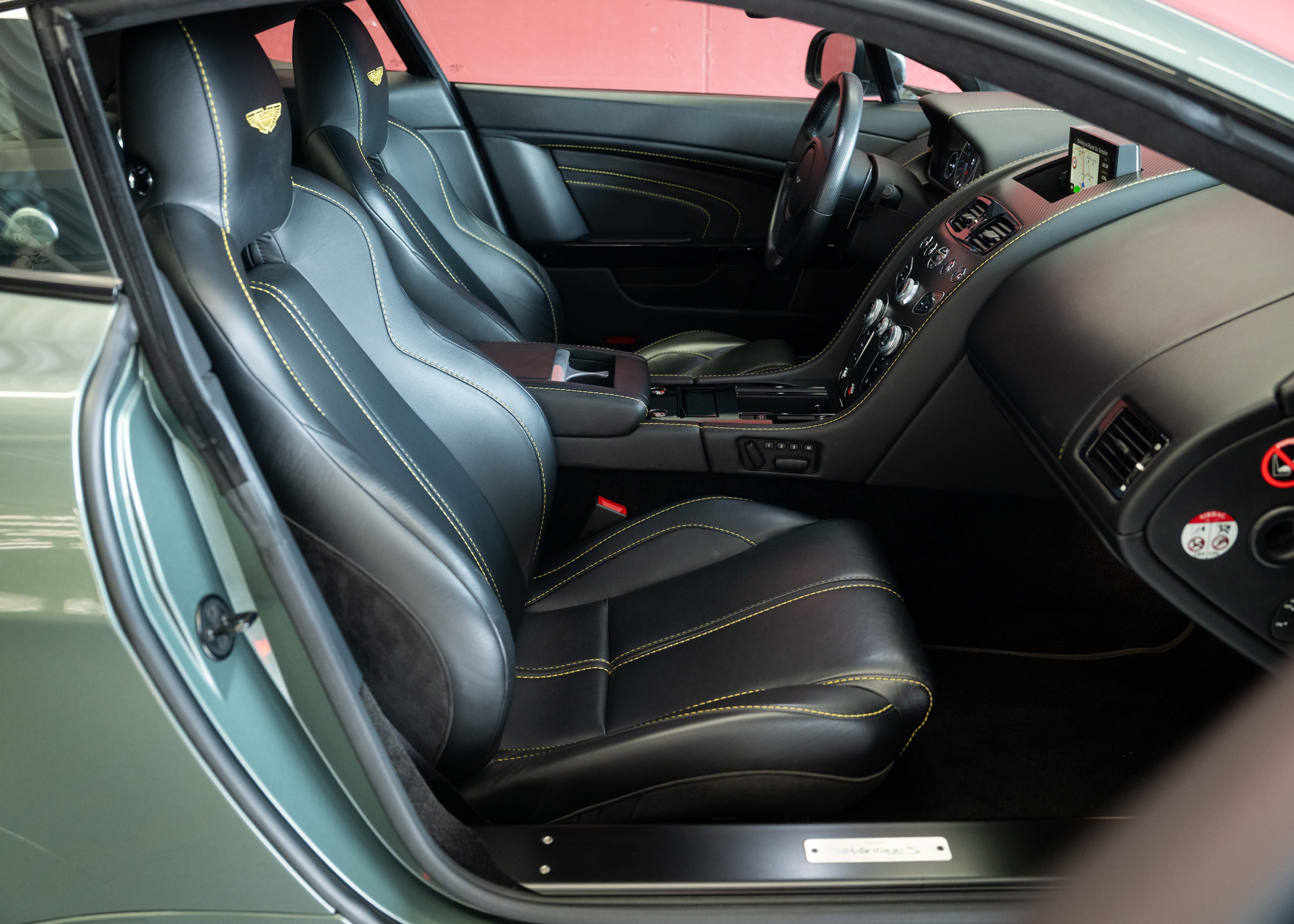 Image ASTON-MARTIN V12-VANTAGE V12 Vantage 5.9 S (2nd hand Swiss car, fantastic condition, Chiltern Green paint, full Aston Martin history, 100% original)