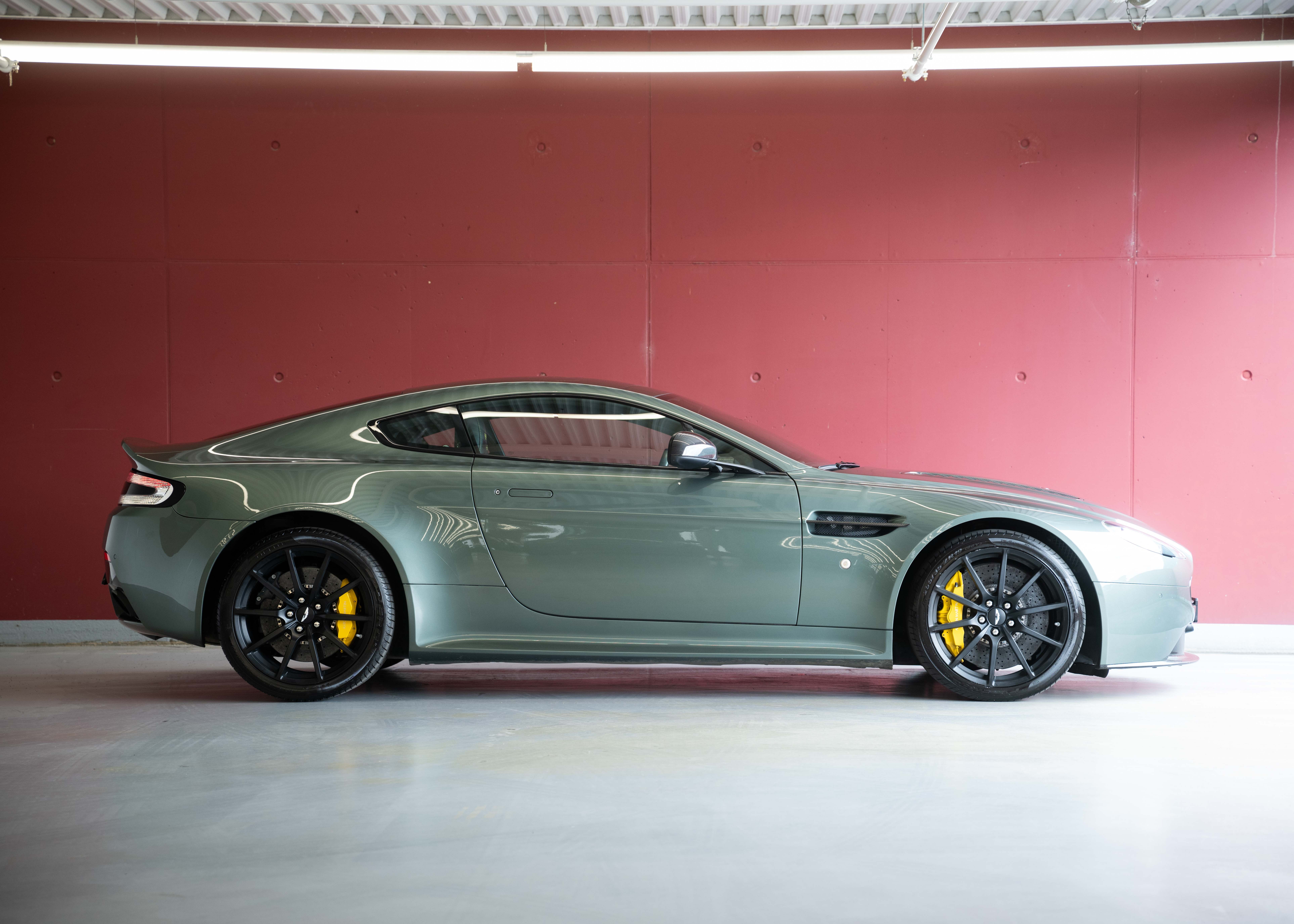 Image ASTON-MARTIN V12-VANTAGE V12 Vantage 5.9 S (2nd hand Swiss car, fantastic condition, Chiltern Green paint, full Aston Martin history, 100% original)