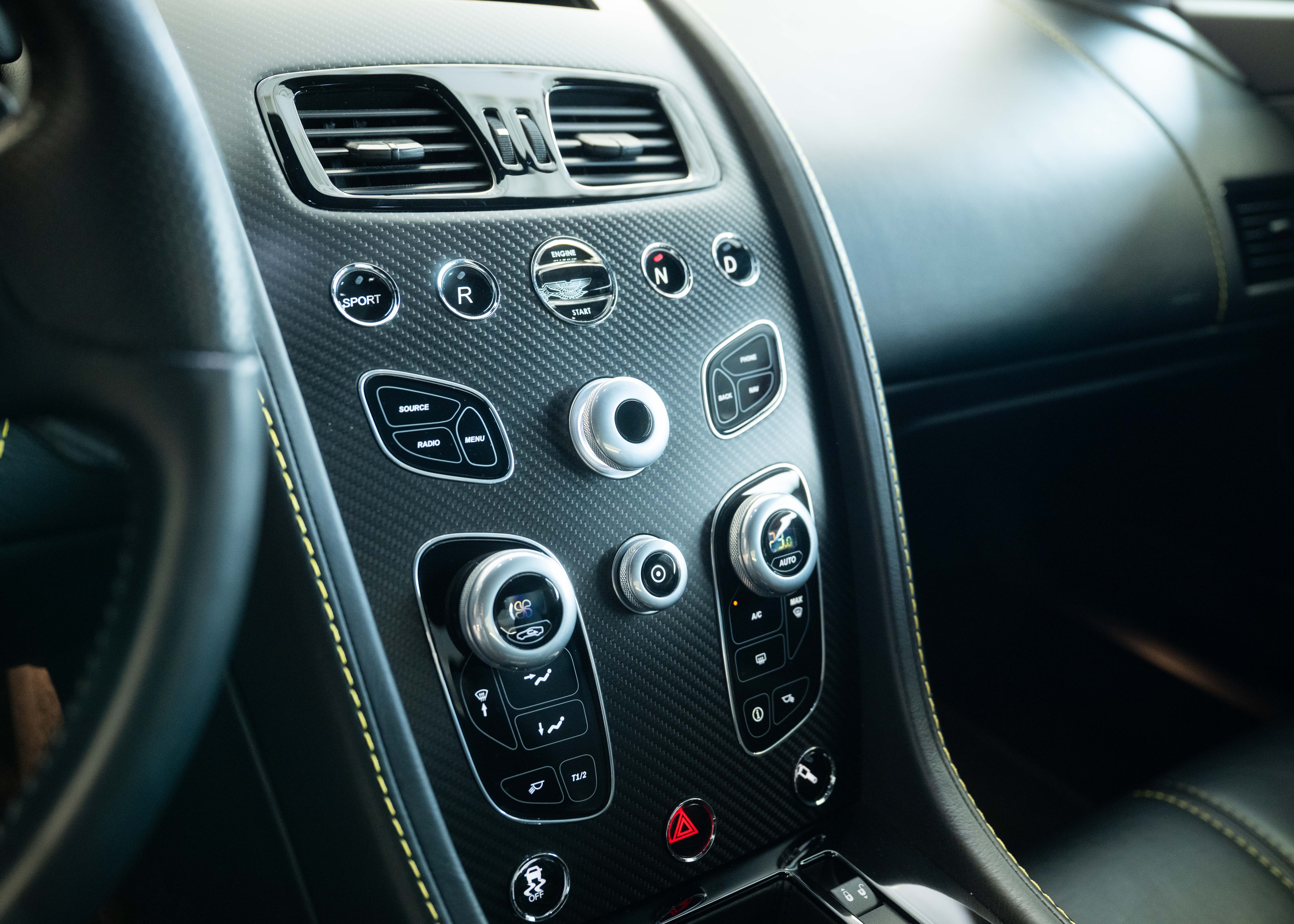 Image ASTON-MARTIN V12-VANTAGE V12 Vantage 5.9 S (2nd hand Swiss car, fantastic condition, Chiltern Green paint, full Aston Martin history, 100% original)