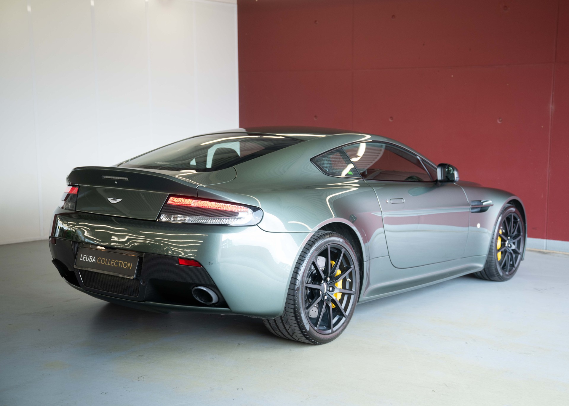 ASTON MARTIN V12 Vantage 5.9 S (2nd hand Swiss car, fantastic condition, Chiltern Green paint, full Aston Martin history, 100% original)-image-5