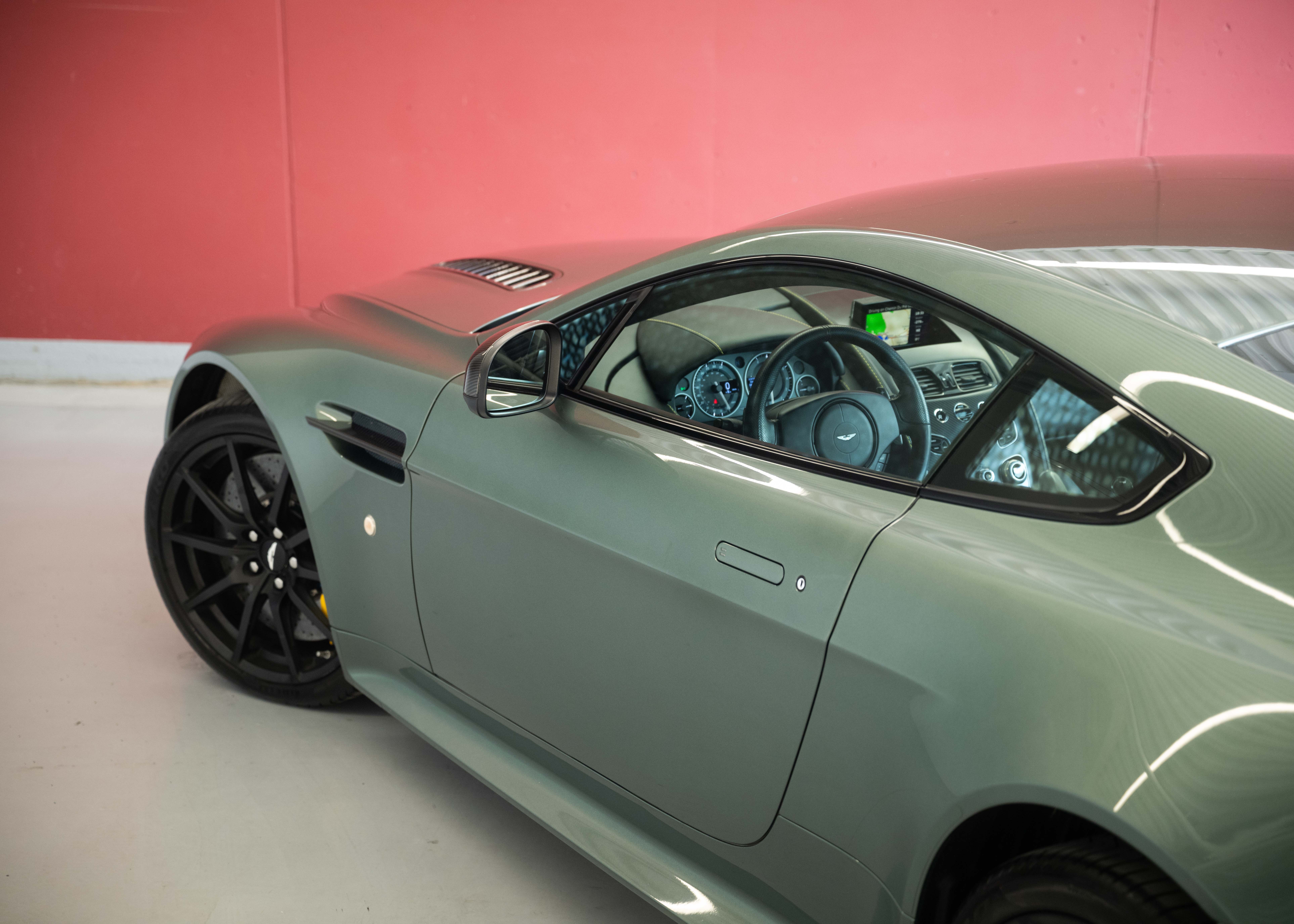 Image ASTON-MARTIN V12-VANTAGE V12 Vantage 5.9 S (2nd hand Swiss car, fantastic condition, Chiltern Green paint, full Aston Martin history, 100% original)