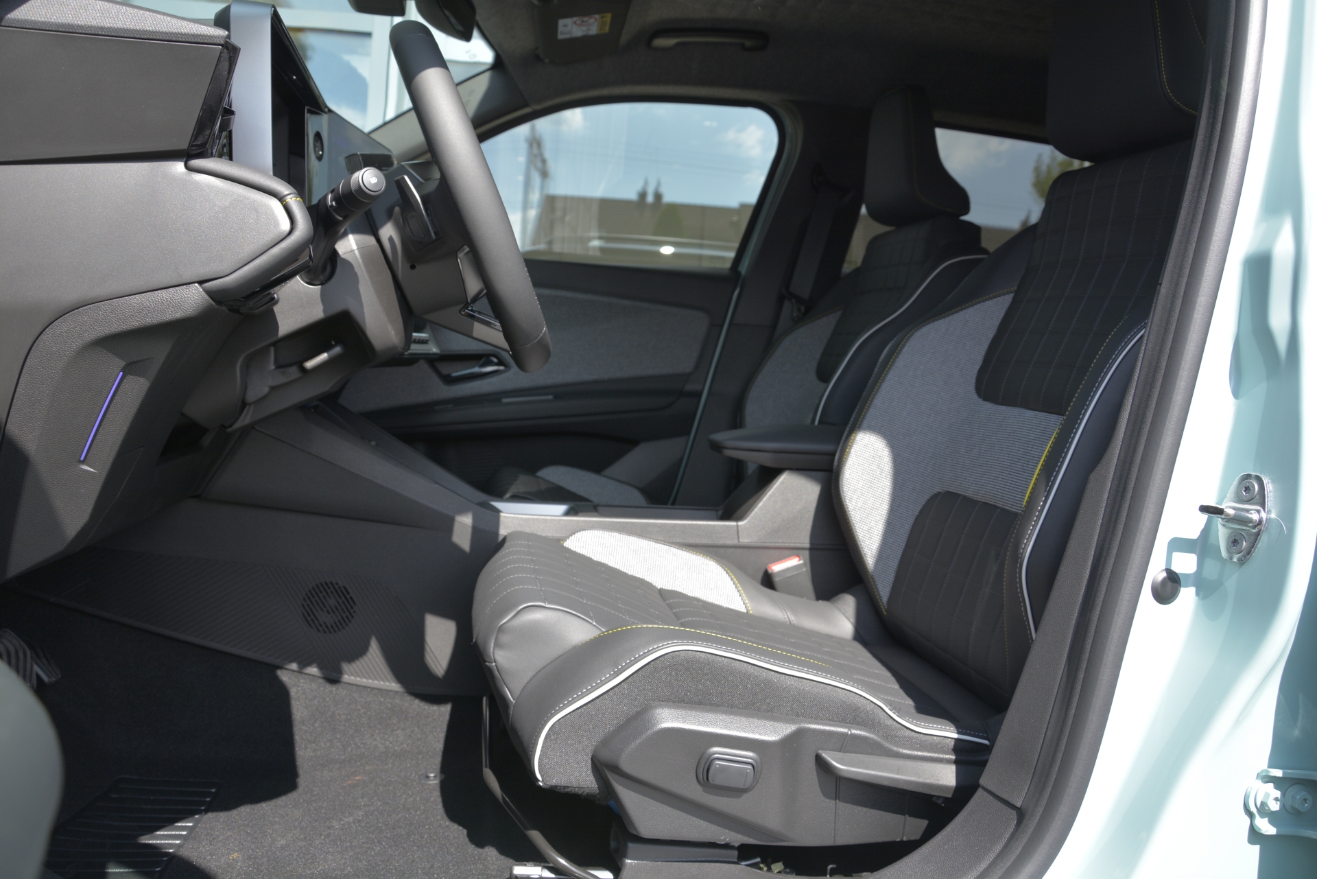 RENAULT R4 E-TECH ELECTRIC iconic 150PS Comfort Range-image-8