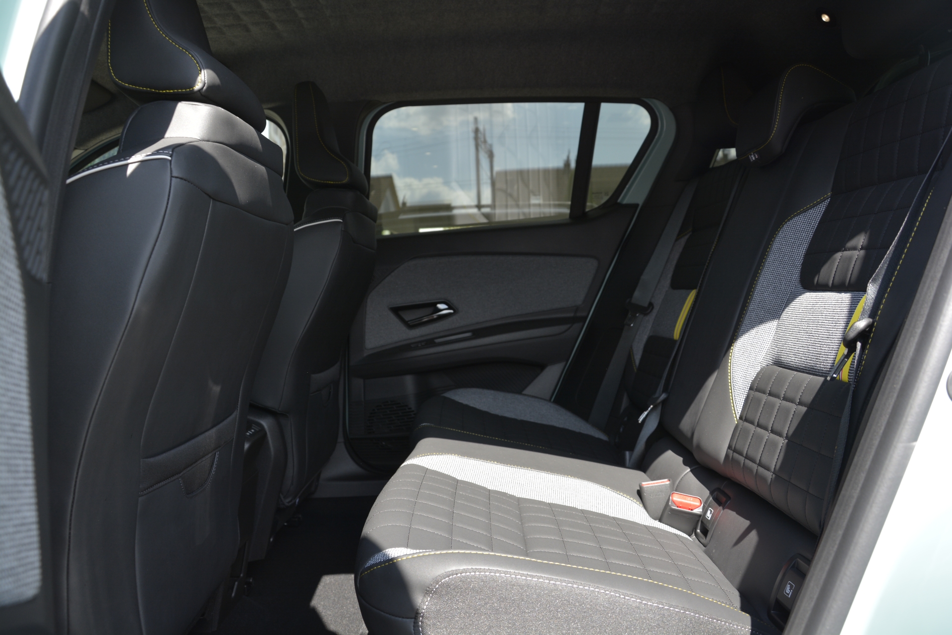 RENAULT R4 E-TECH ELECTRIC iconic 150PS Comfort Range-image-6