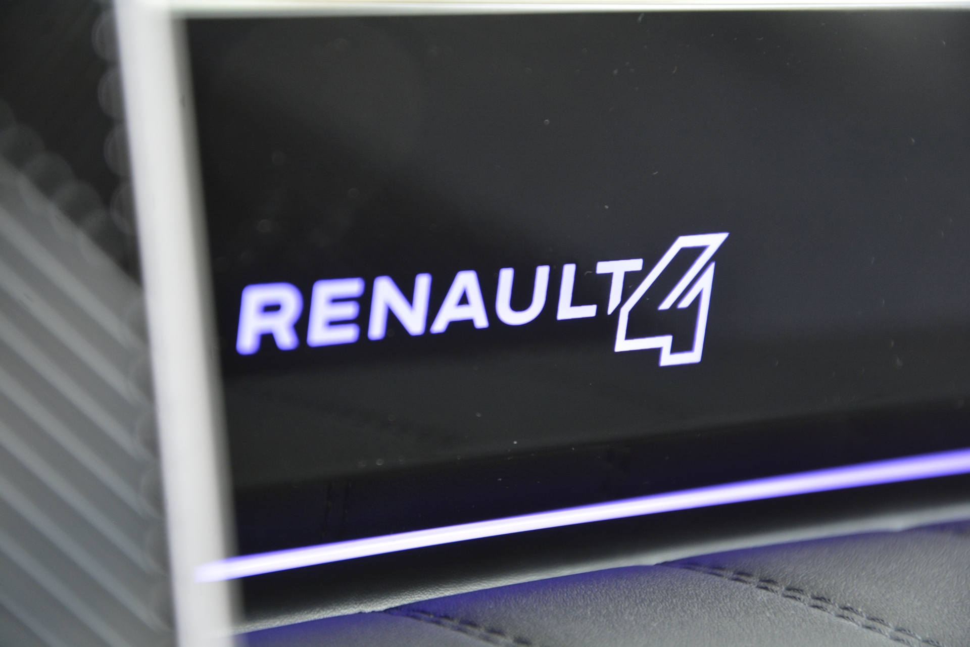RENAULT R4 E-TECH ELECTRIC iconic 150PS Comfort Range-image-12
