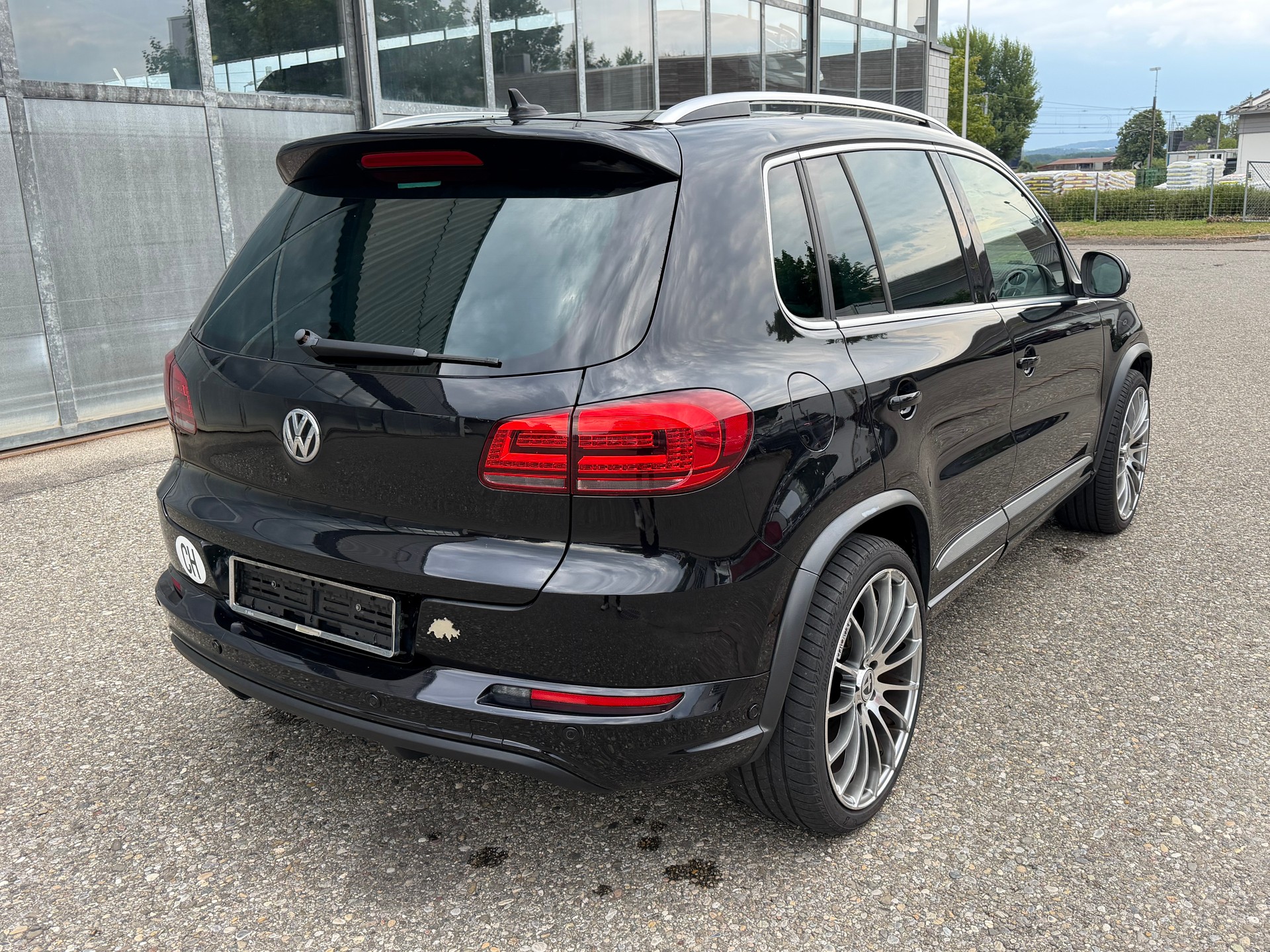 VW Tiguan 2.0 TDI BMT R-Line Design 4Motion DSG-image-3