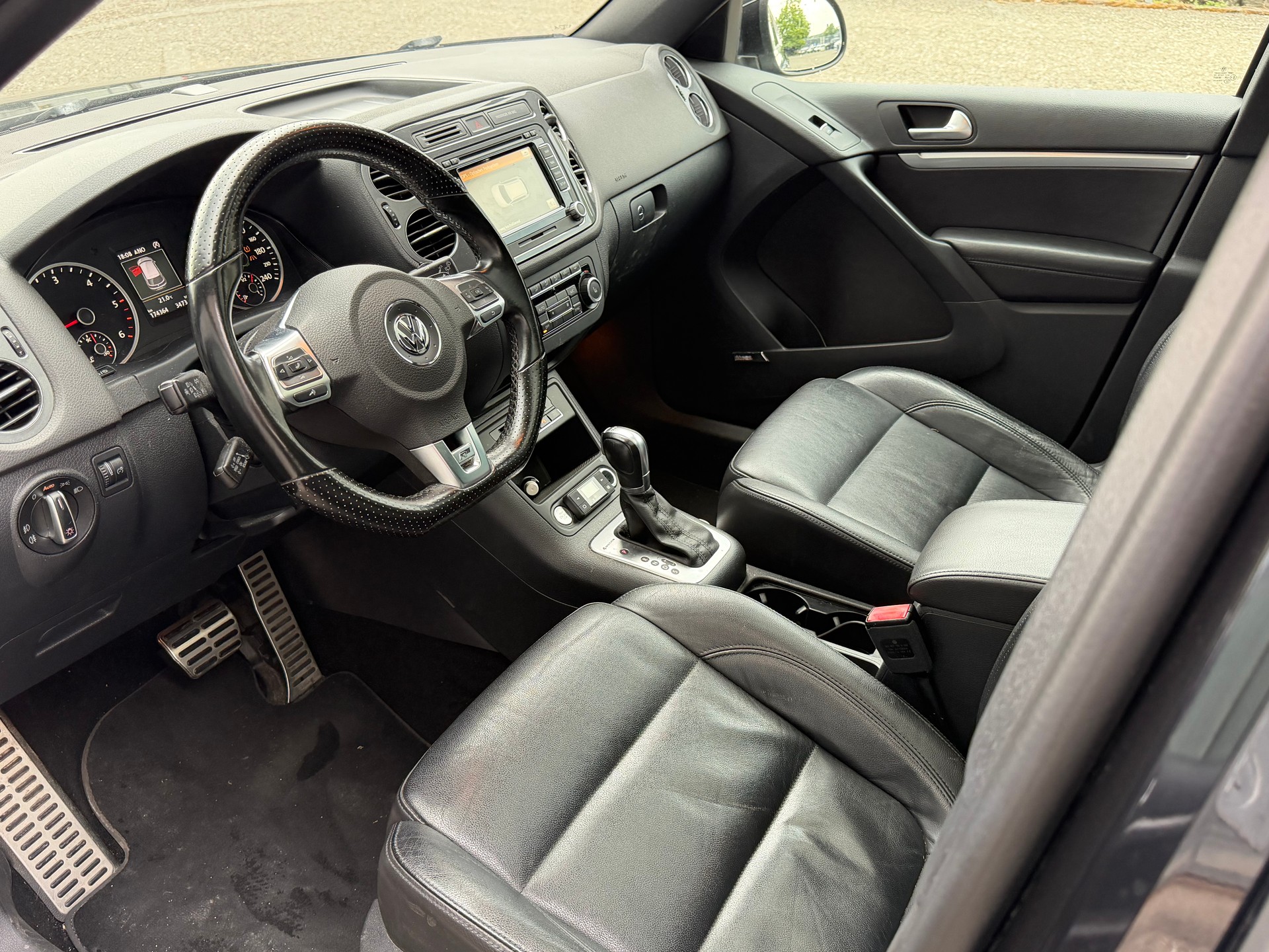 VW Tiguan 2.0 TDI BMT R-Line Design 4Motion DSG-image-5