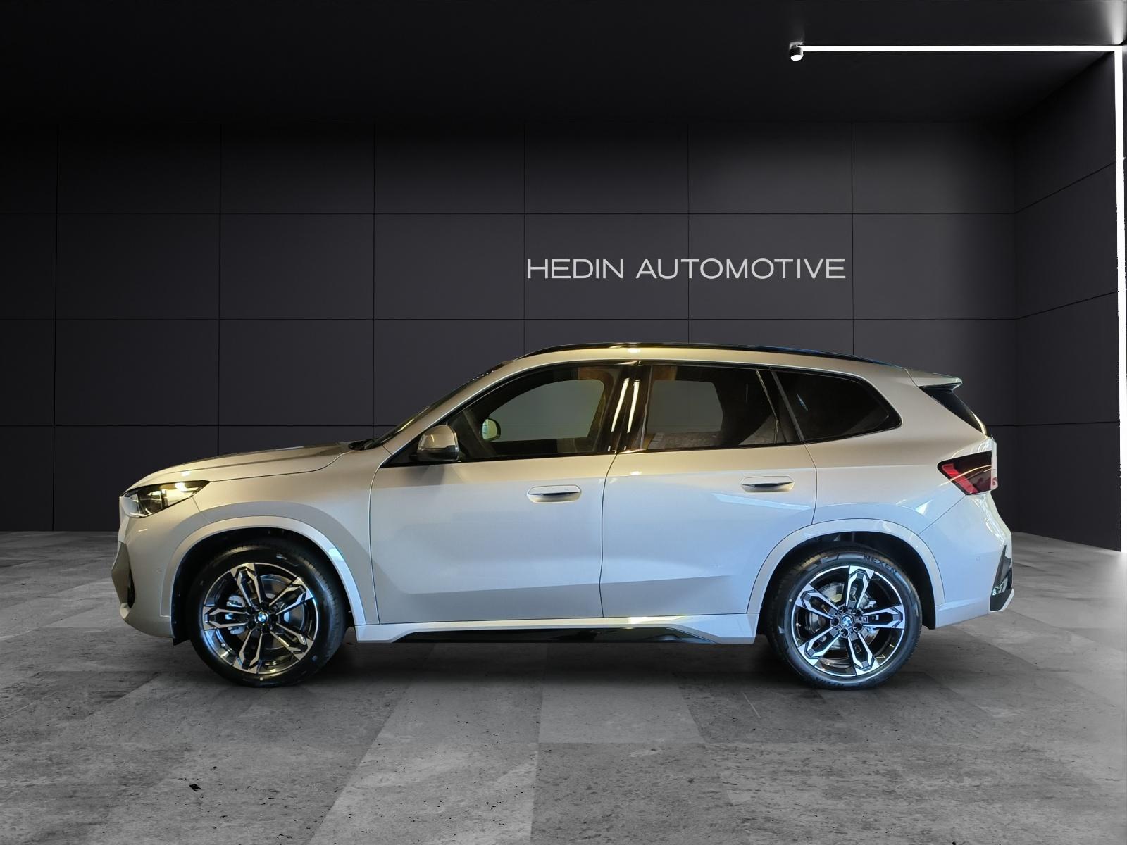 BMW iX1 30 xDrive-showroom-element-1