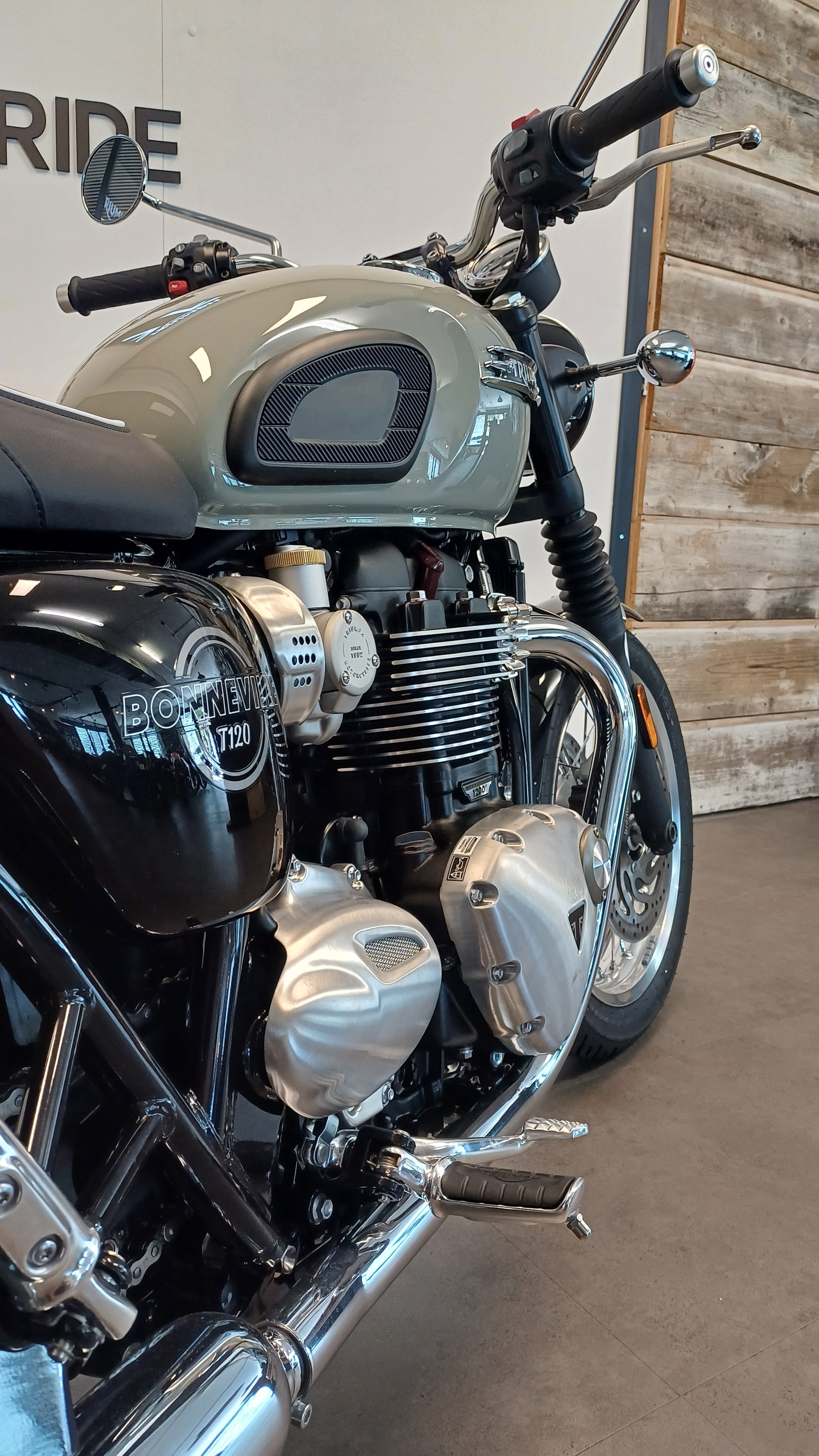 TRIUMPH T120-image-3