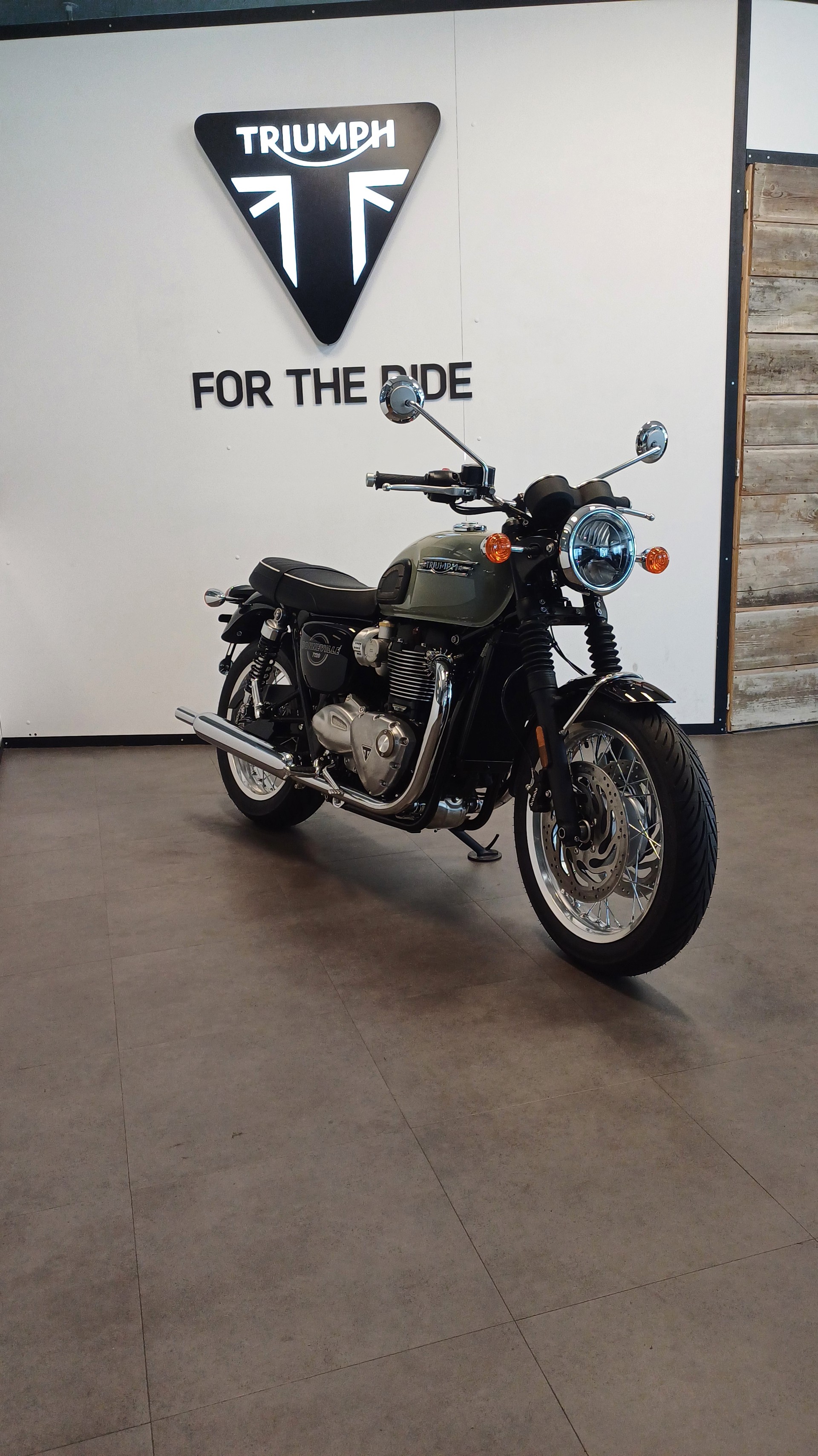 TRIUMPH T120