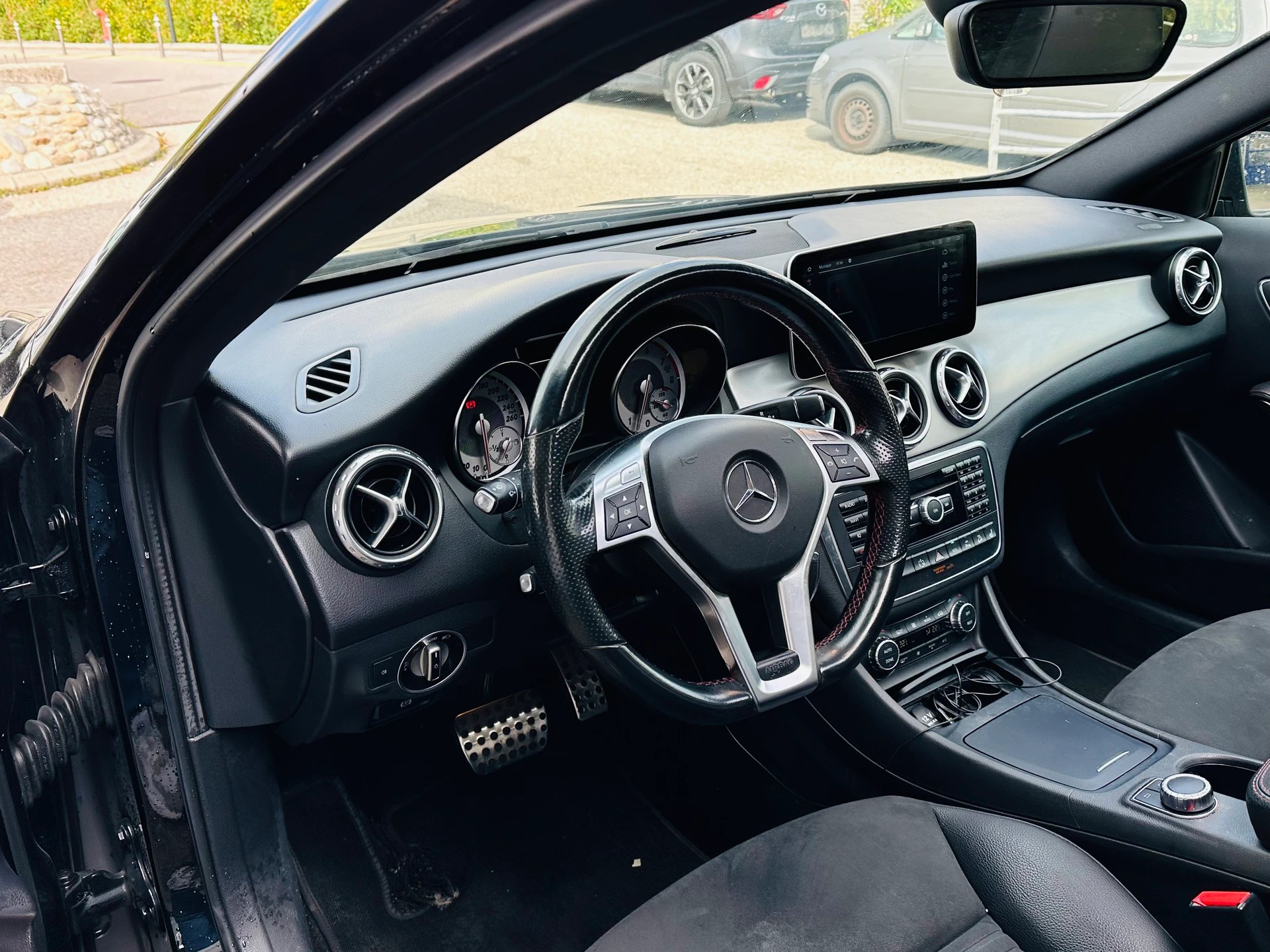 MERCEDES-BENZ GLA 250 AMG Line 4Matic 7G-DCT-image-12