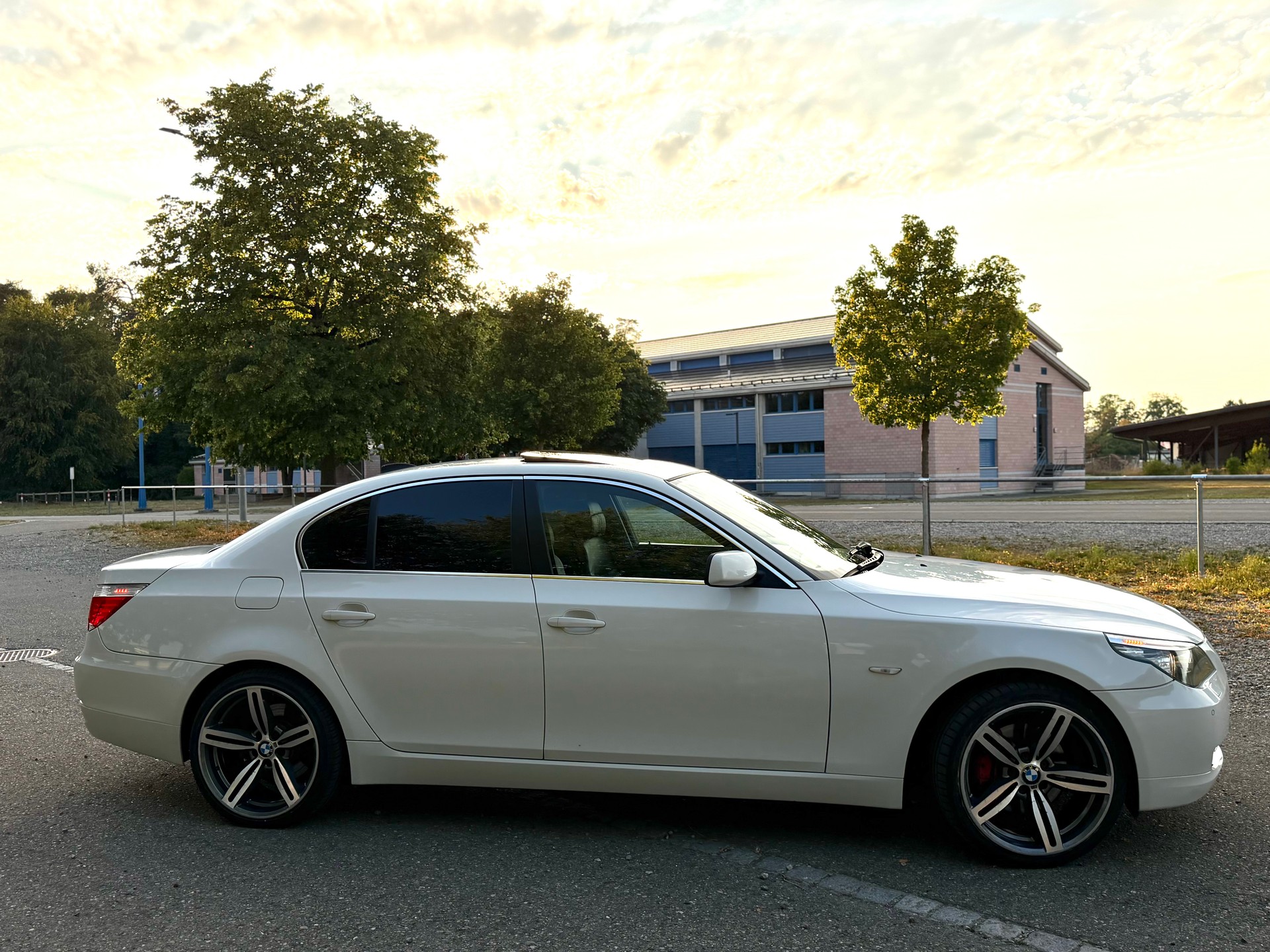 BMW 530xi-image-1