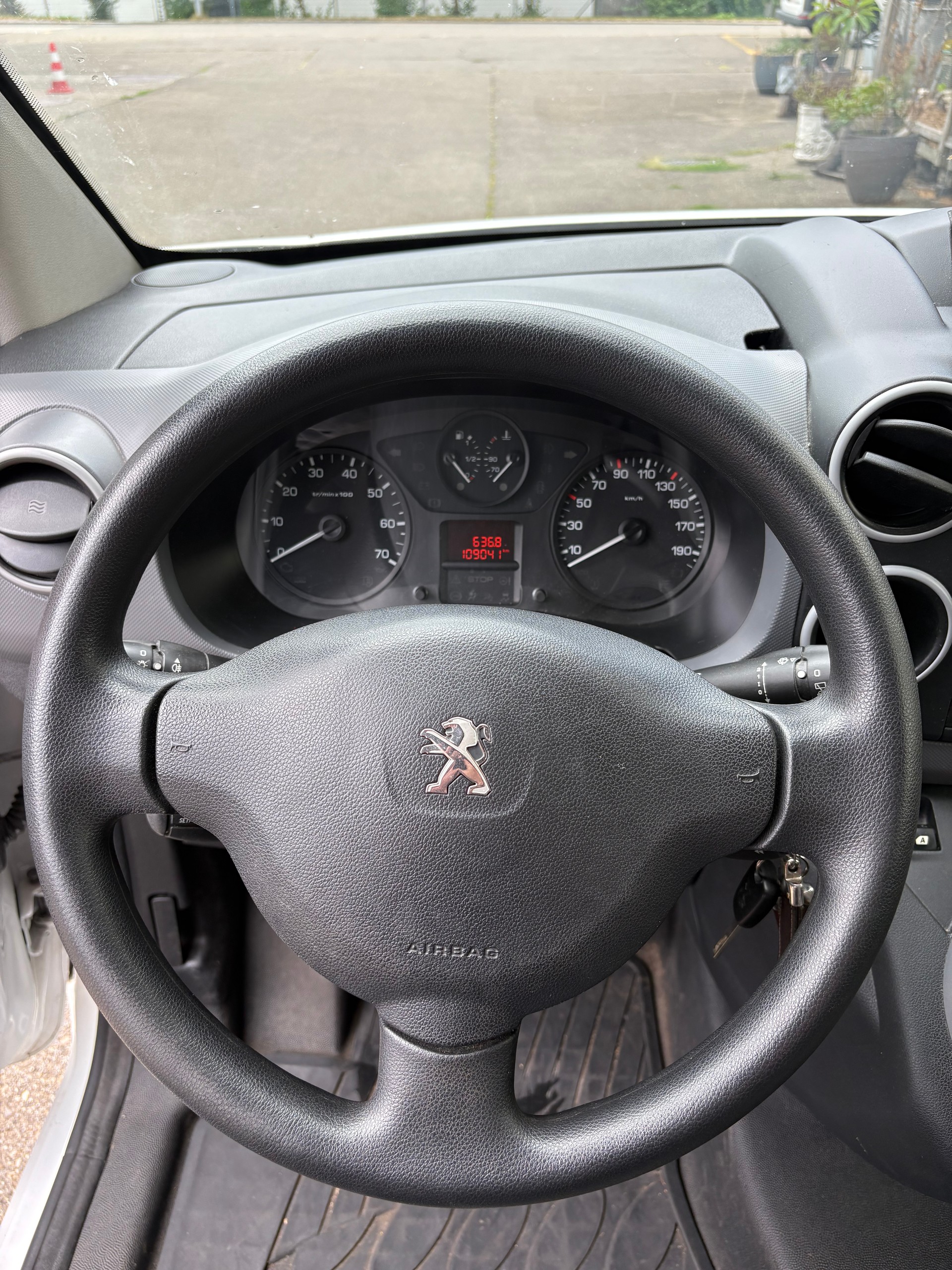PEUGEOT Partner 1.6BlueHDI Allure-image-8