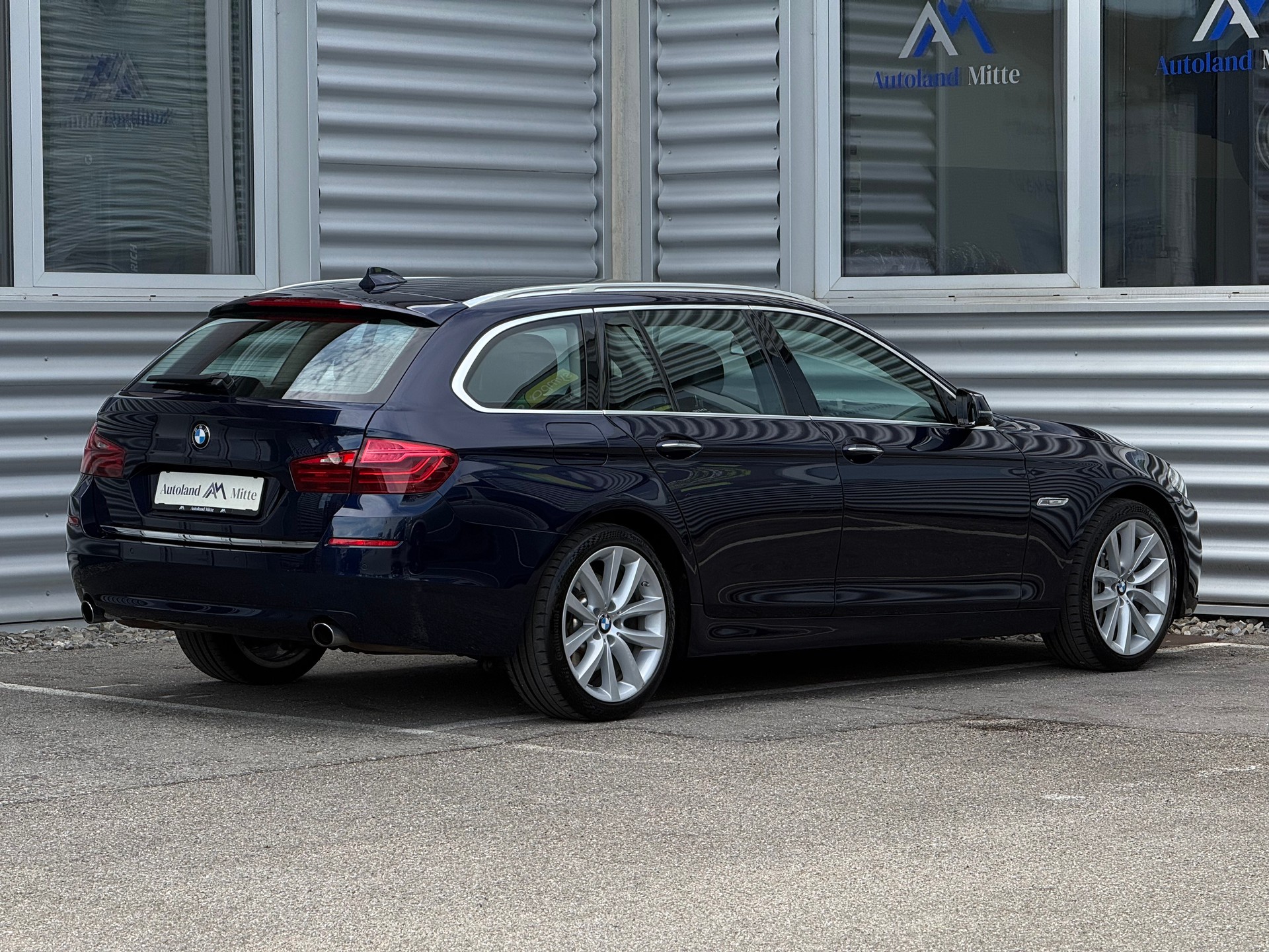 BMW 535i Touring xDrive Luxury Line Steptronic-showroom-element-1