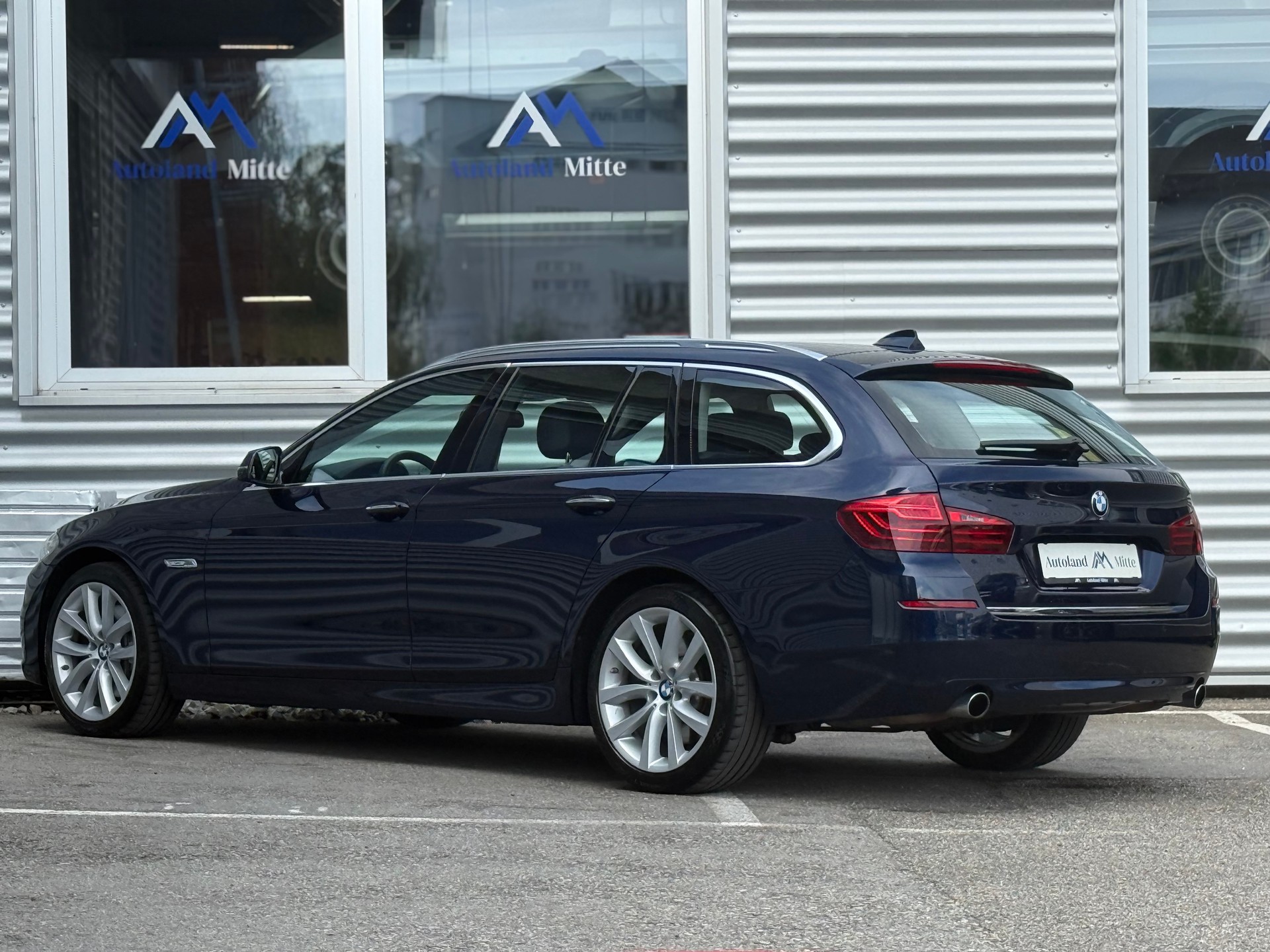 BMW 535i Touring xDrive Luxury Line Steptronic-showroom-element-2