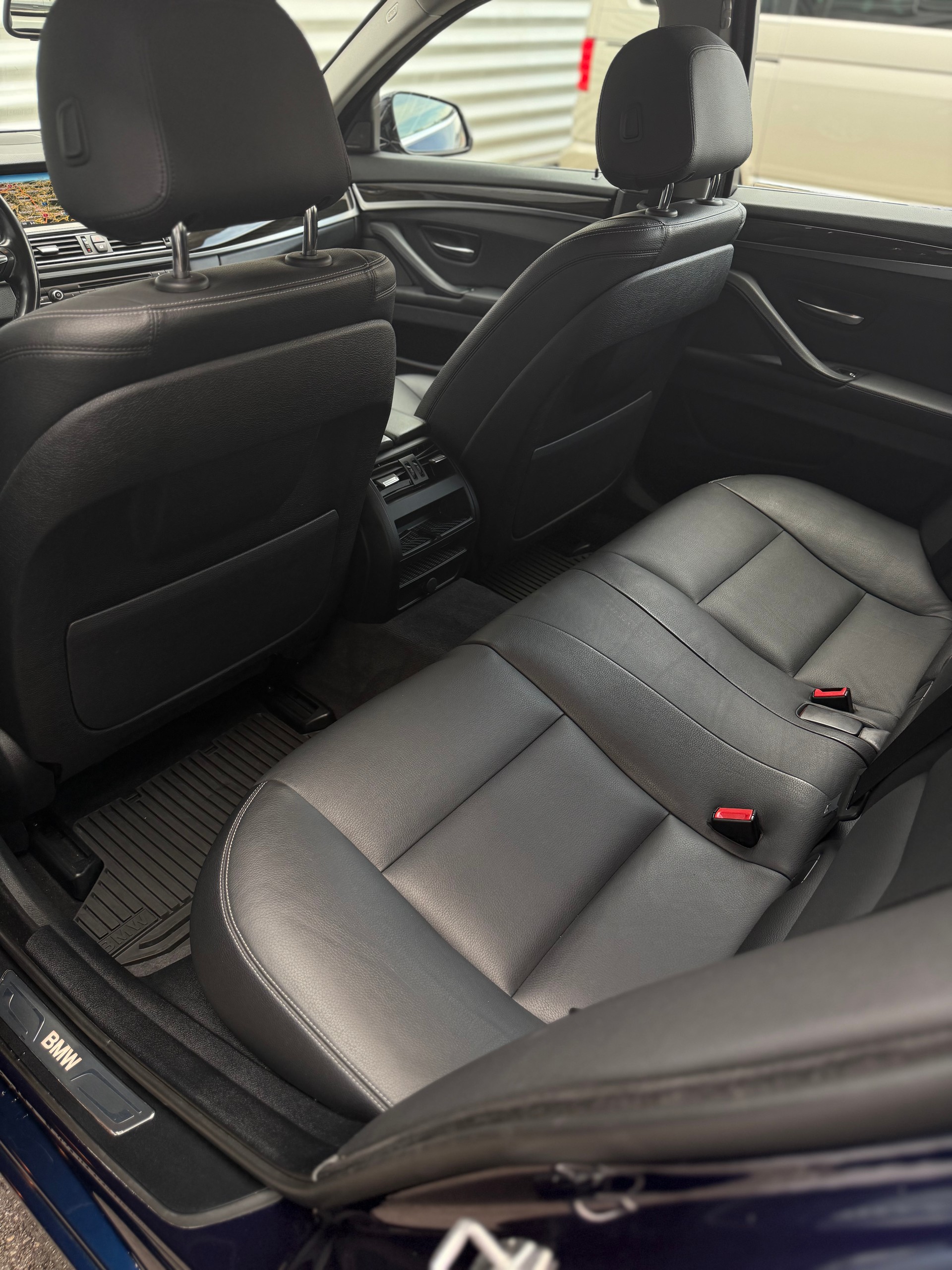 BMW 535i Touring xDrive Luxury Line Steptronic-image-18