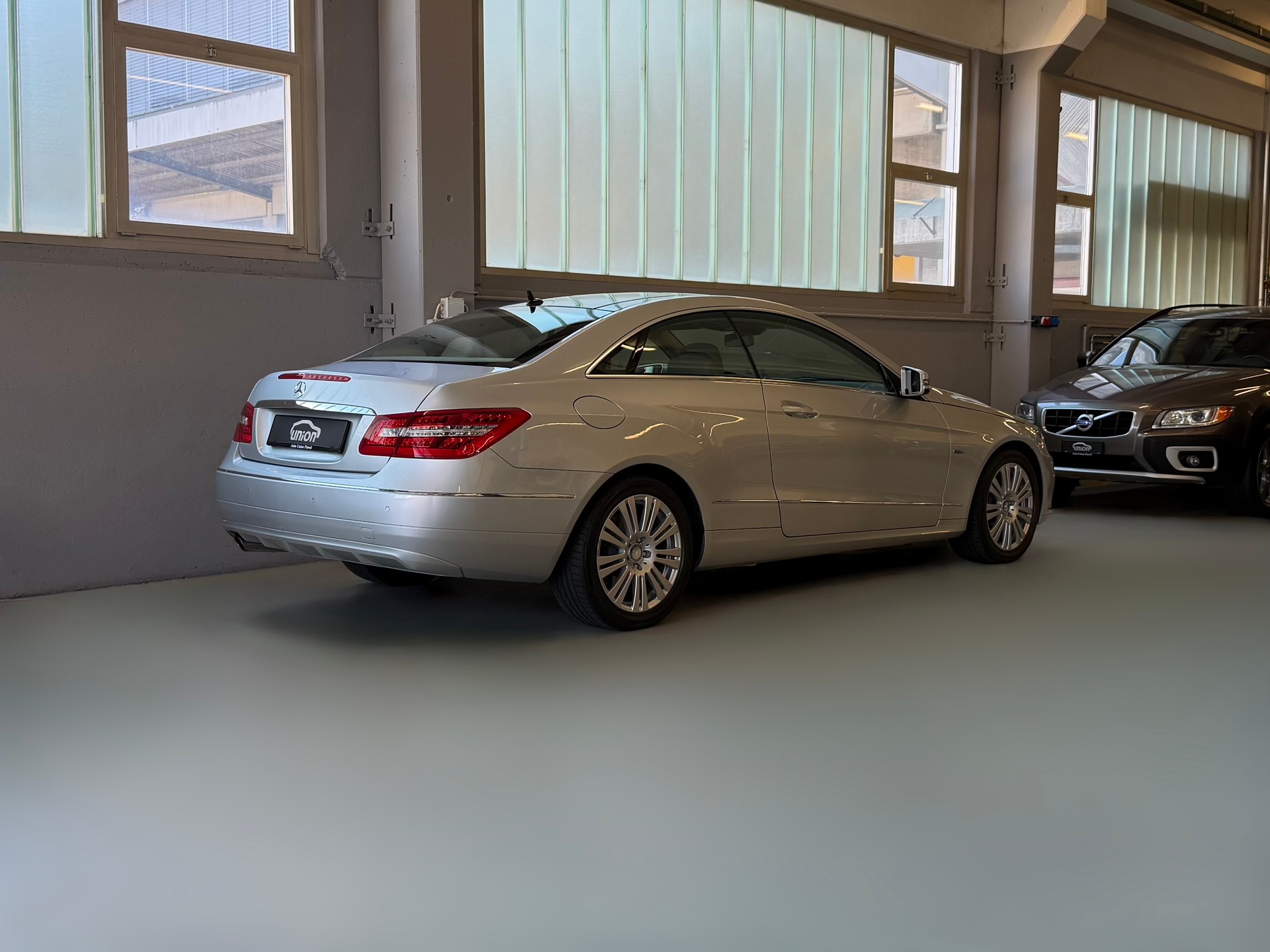 MERCEDES-BENZ E 200 CGI BlueEfficiency Automatic-image-5