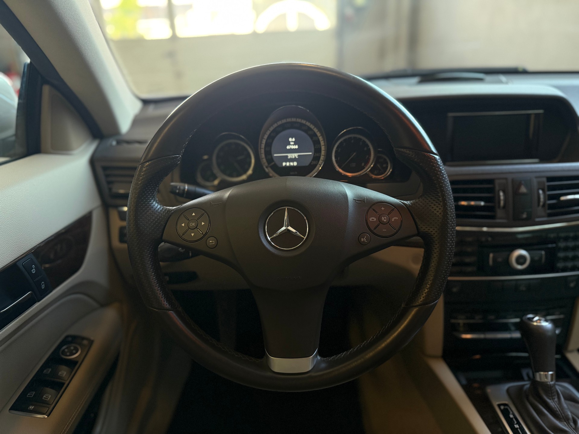 MERCEDES-BENZ E 200 CGI BlueEfficiency Automatic-image-13