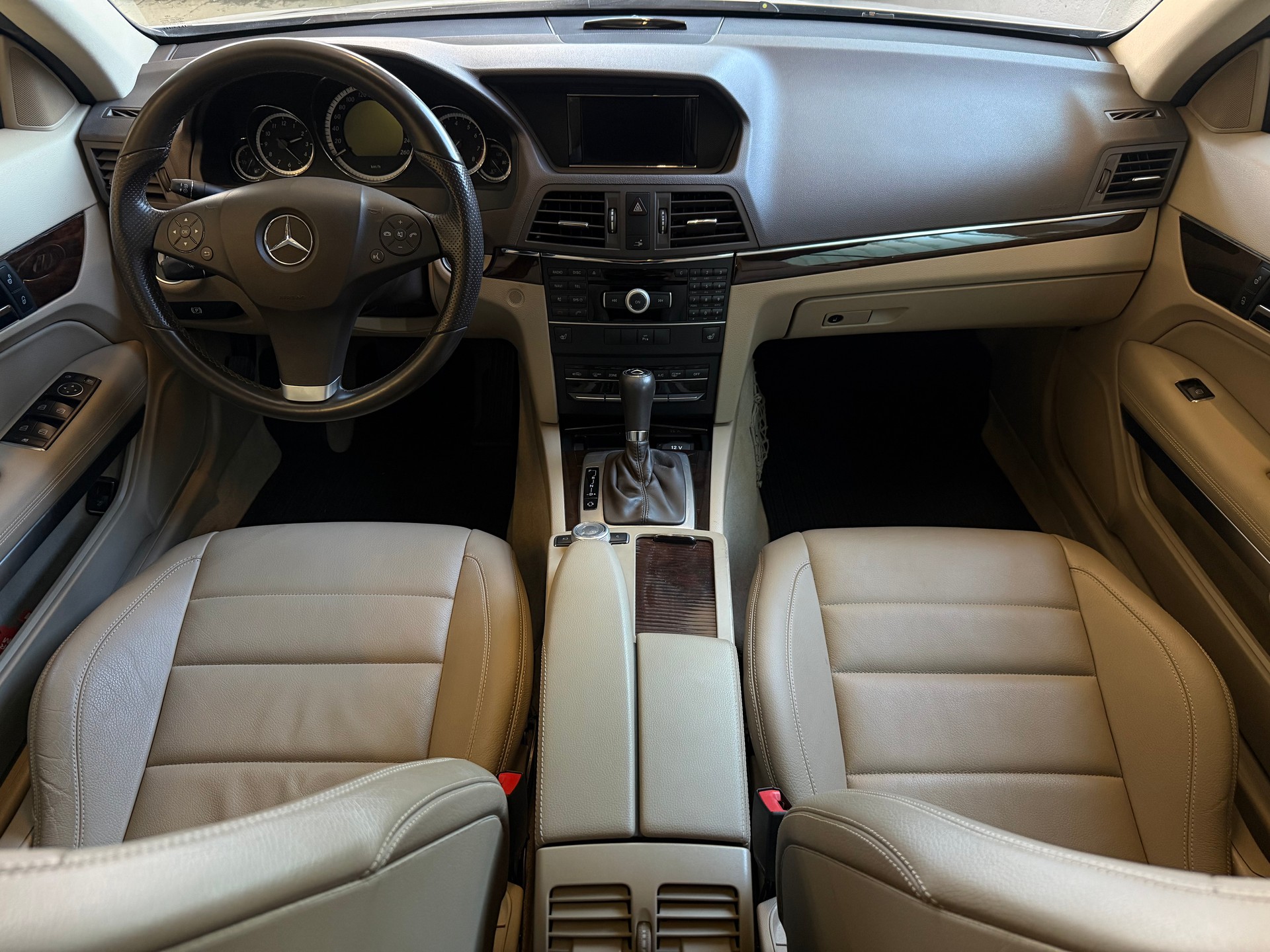 MERCEDES-BENZ E 200 CGI BlueEfficiency Automatic-image-12
