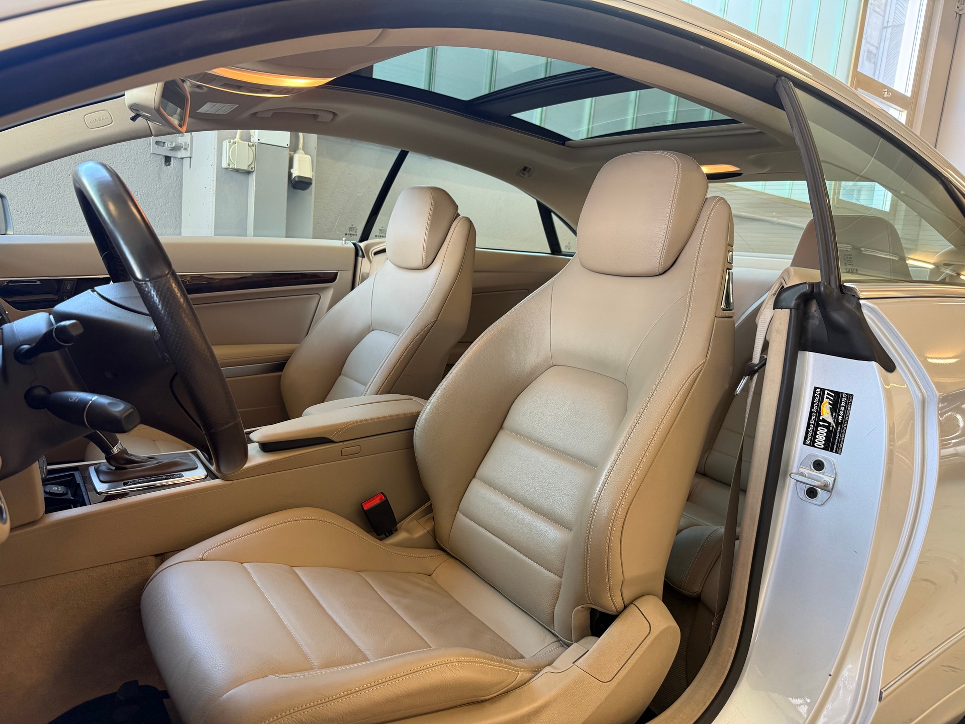 MERCEDES-BENZ E 200 CGI BlueEfficiency Automatic-image-10