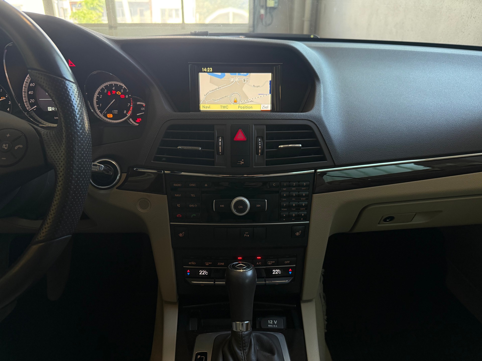 MERCEDES-BENZ E 200 CGI BlueEfficiency Automatic-image-14