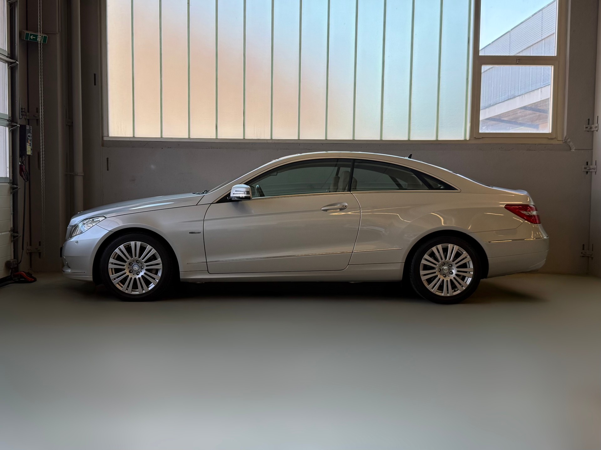 MERCEDES-BENZ E 200 CGI BlueEfficiency Automatic-image-4