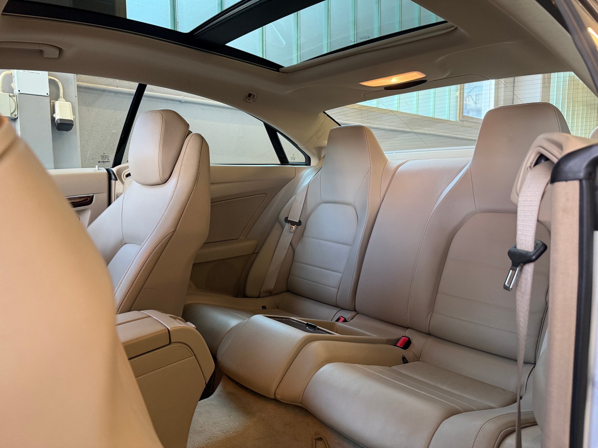 MERCEDES-BENZ E 200 CGI BlueEfficiency Automatic-image-11