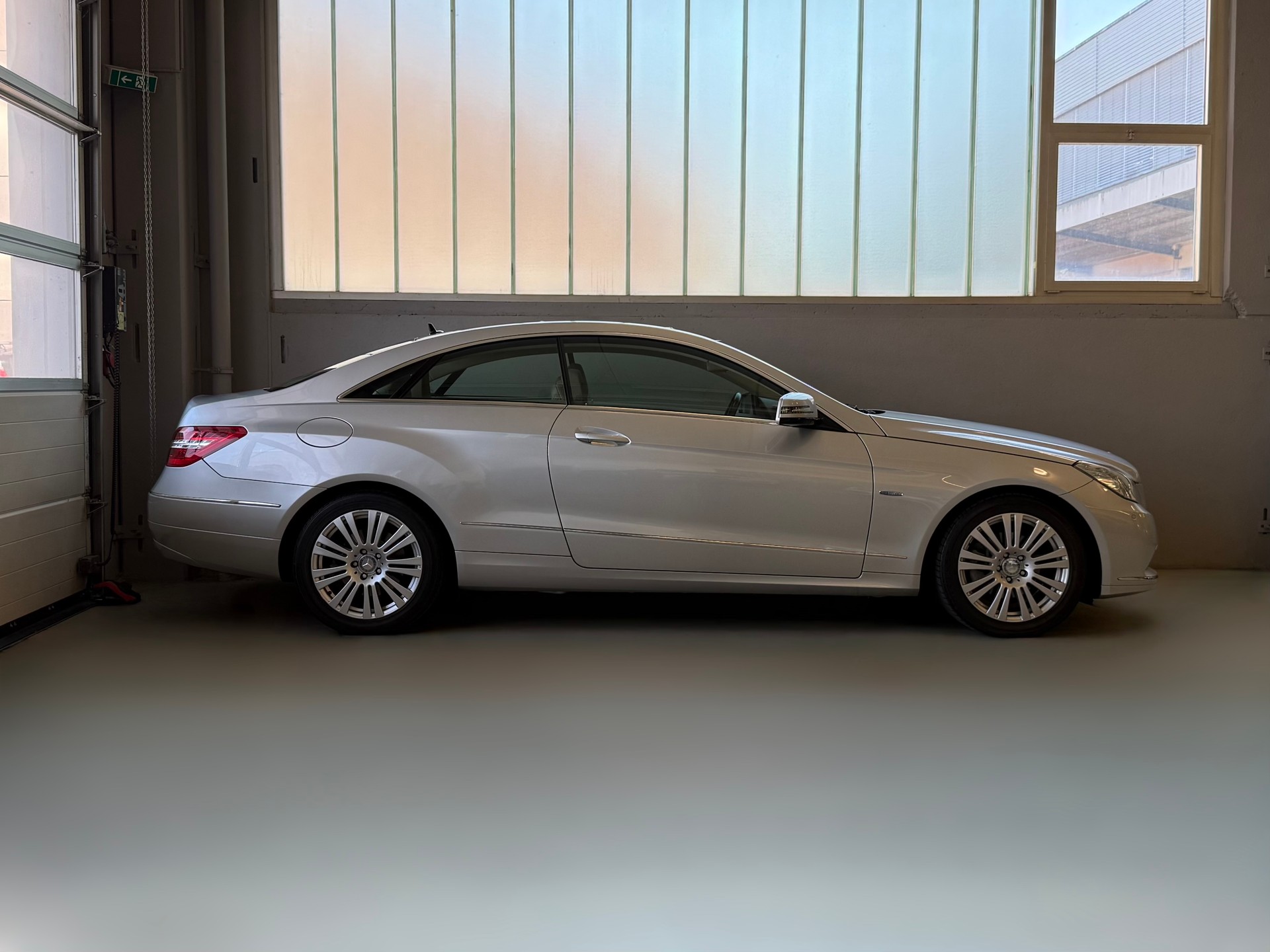 MERCEDES-BENZ E 200 CGI BlueEfficiency Automatic-image-3