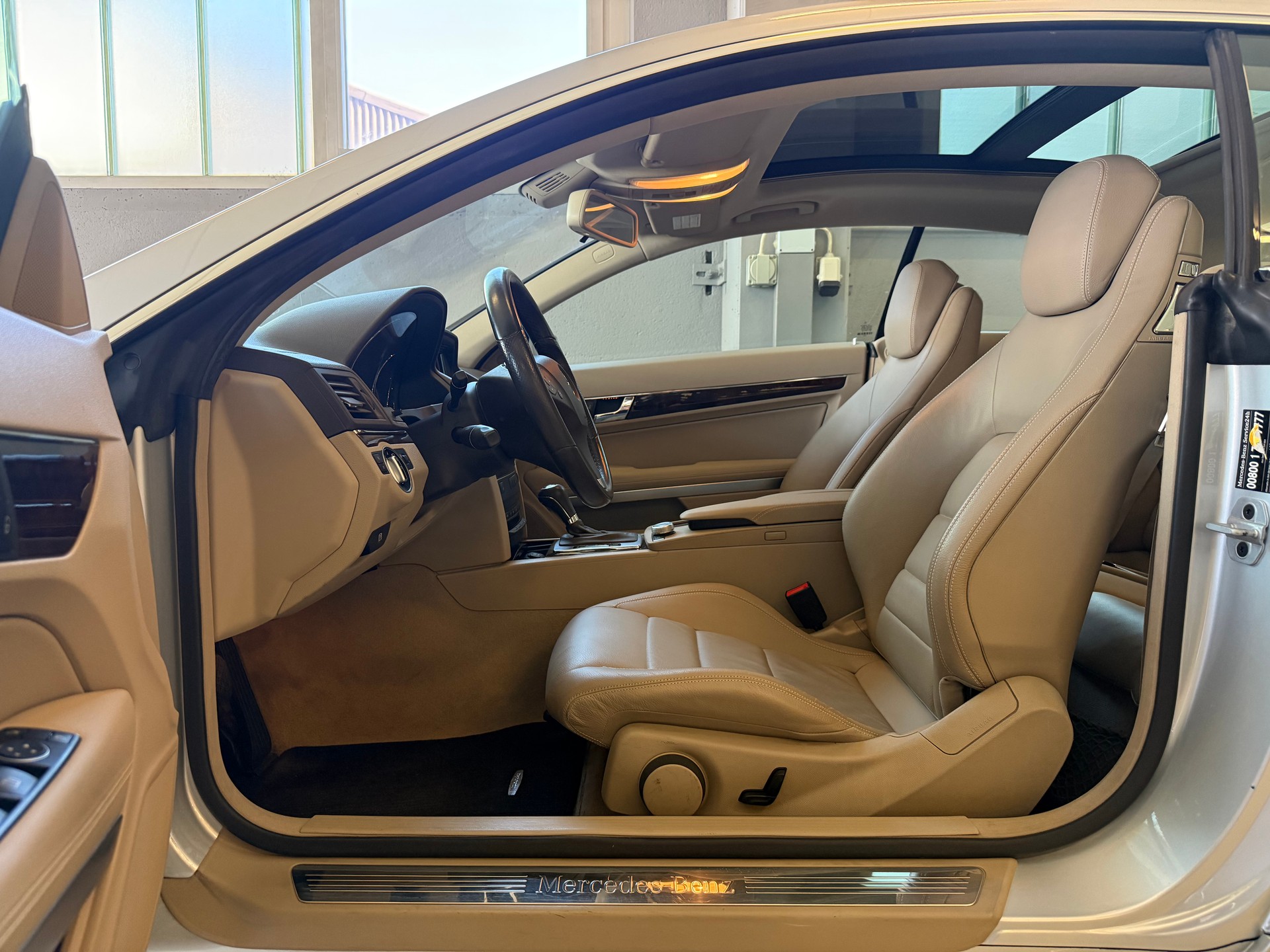 MERCEDES-BENZ E 200 CGI BlueEfficiency Automatic-image-9