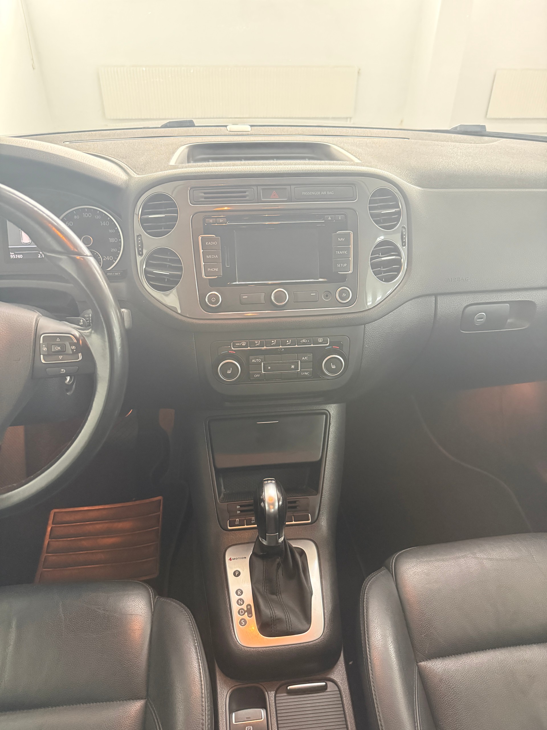 VW Tiguan 2.0 TDI BMT Design 4Motion DSG-image-9