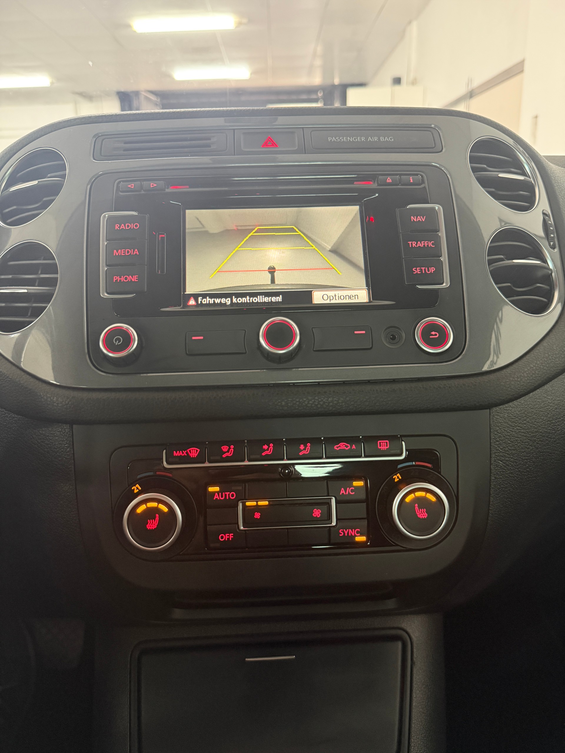 VW Tiguan 2.0 TDI BMT Design 4Motion DSG-image-11