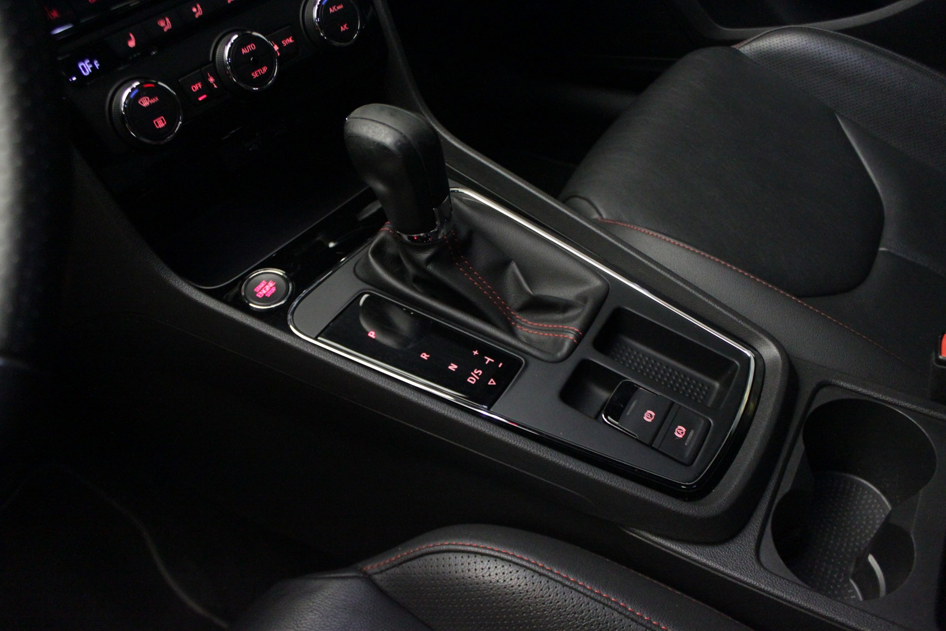 SEAT Leon 1.8 TSI FR DSG-image-18