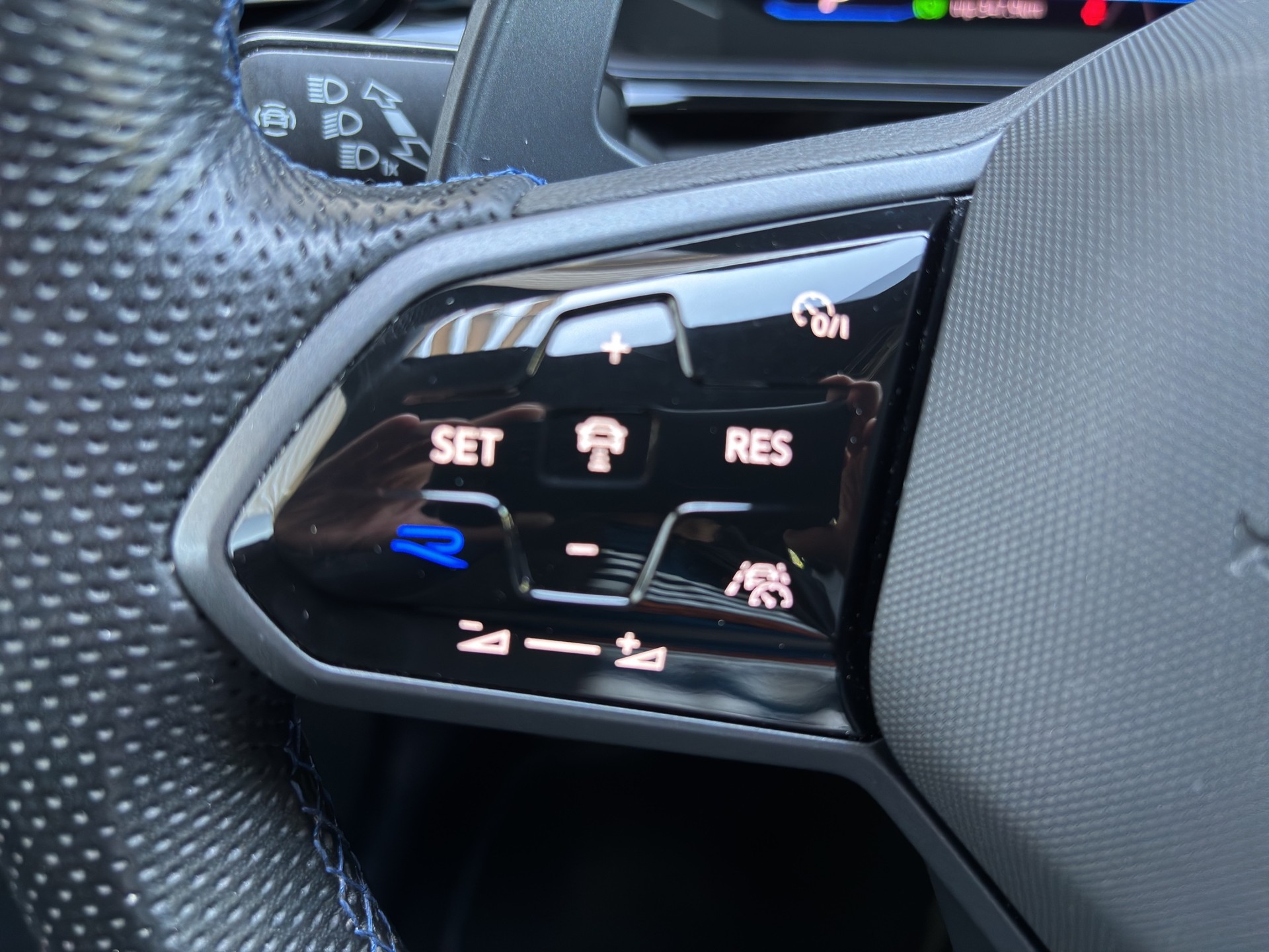 VW T-Roc 2.0 TSI R DSG 4Motion-image-6