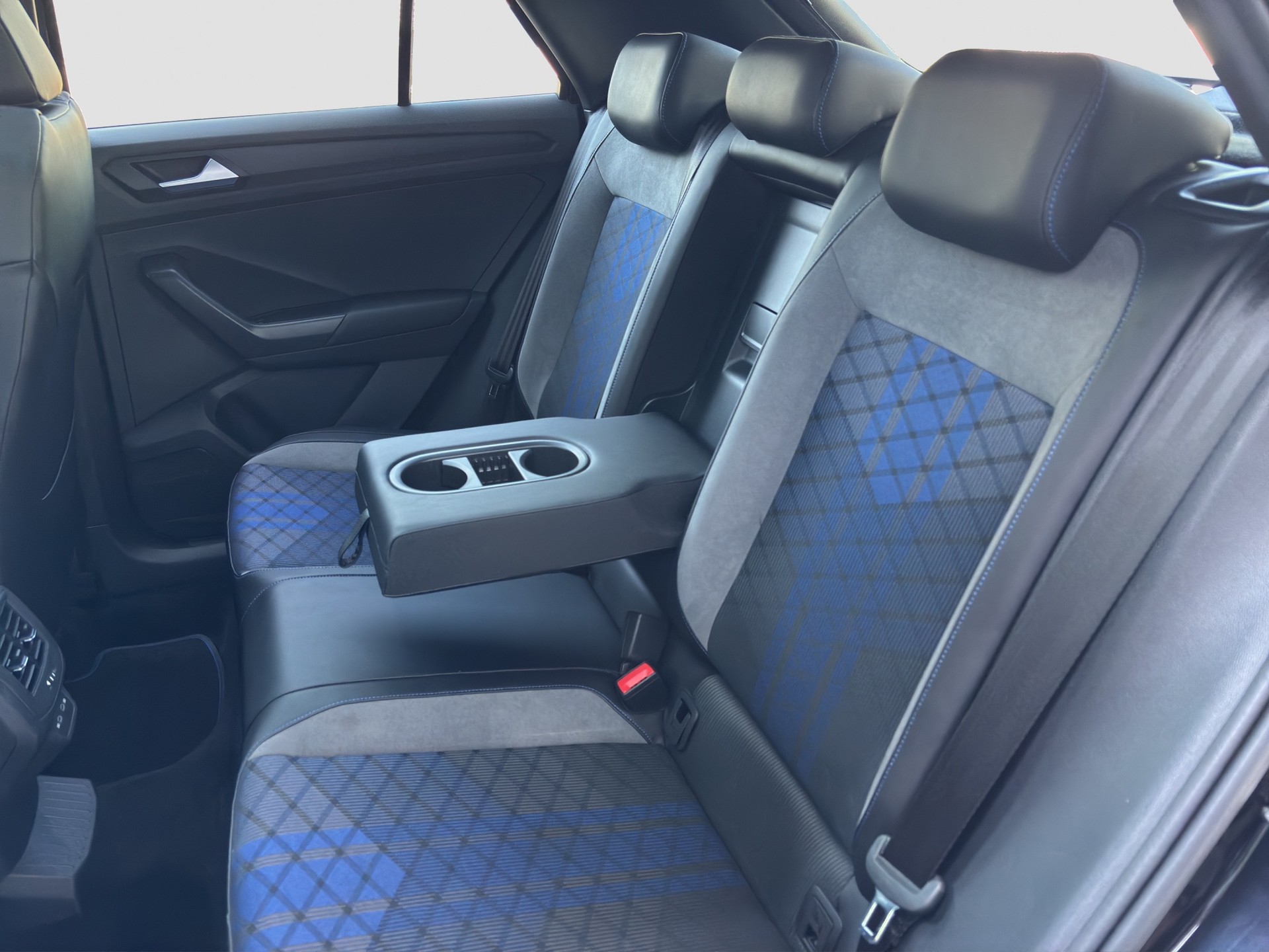 VW T-Roc 2.0 TSI R DSG 4Motion-image-17
