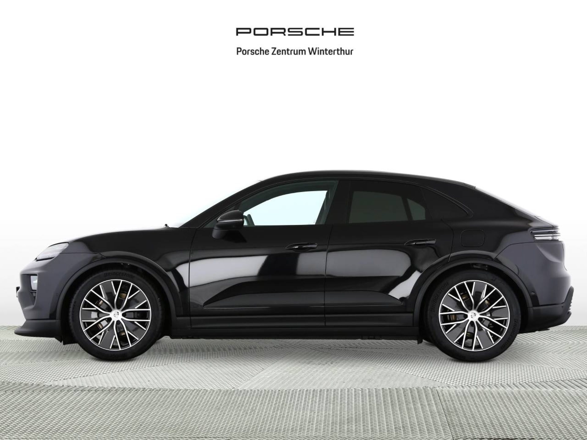 PORSCHE Macan-showroom-element-1
