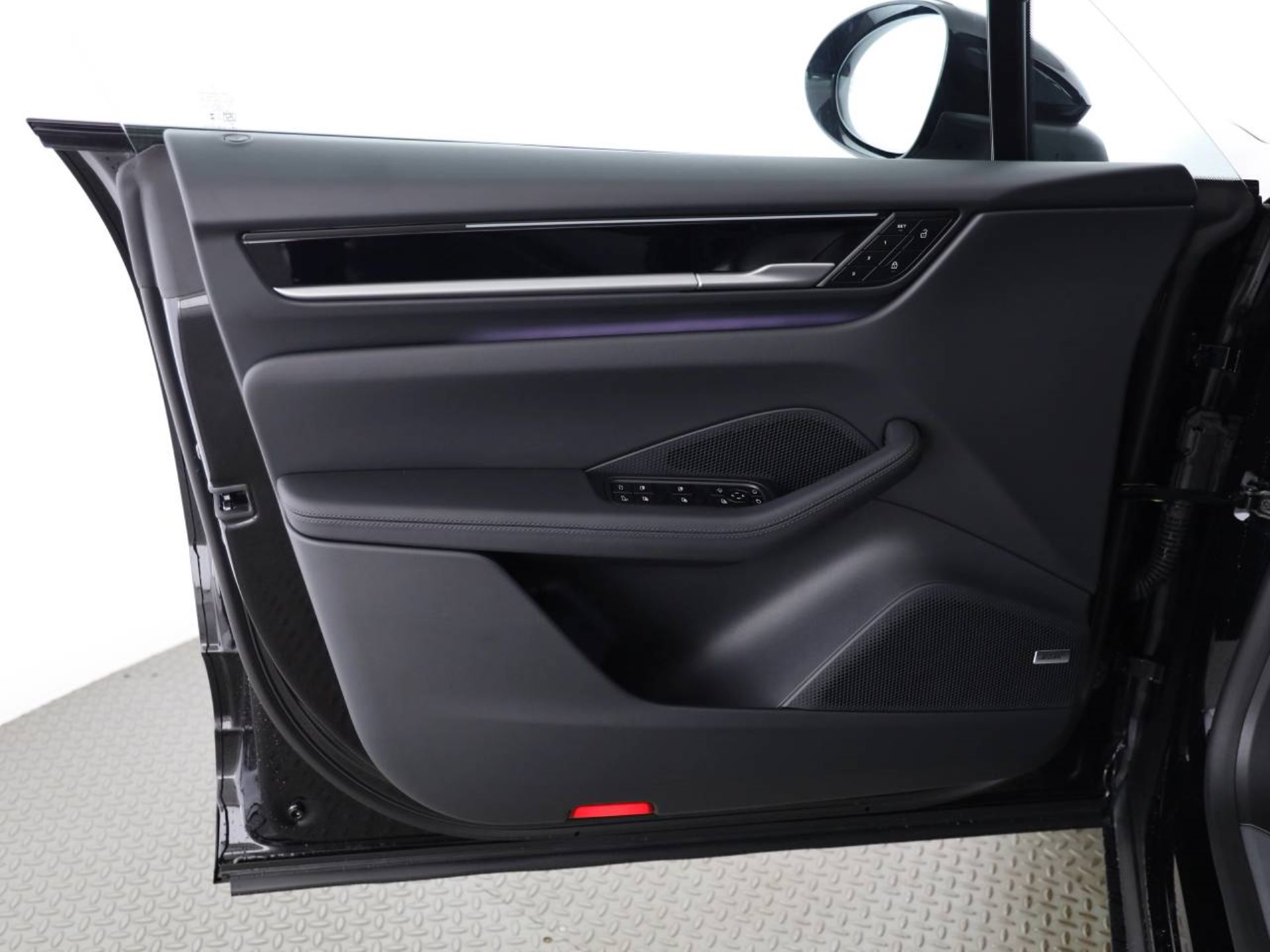 PORSCHE Macan-image-16
