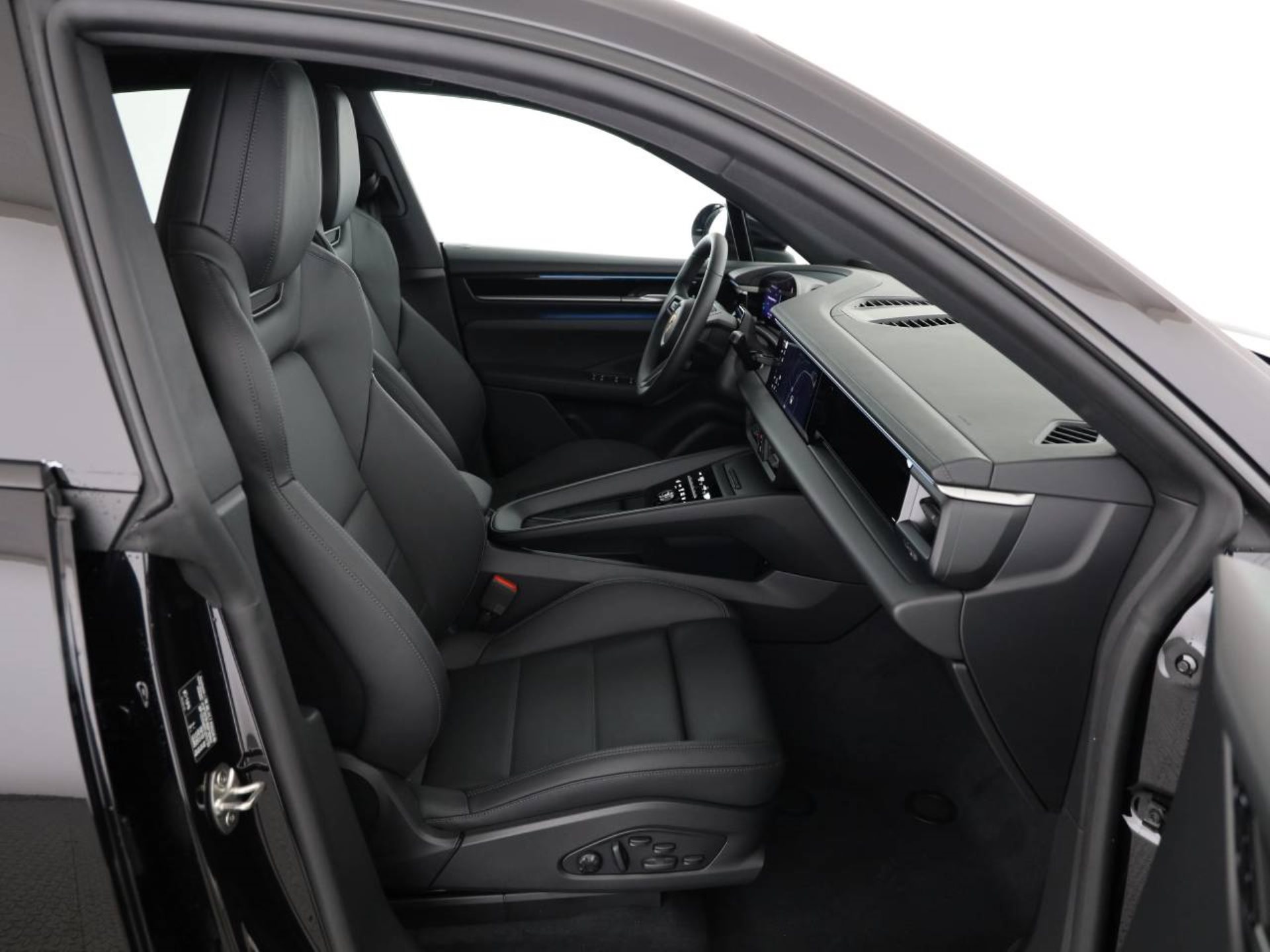 PORSCHE Macan-image-14