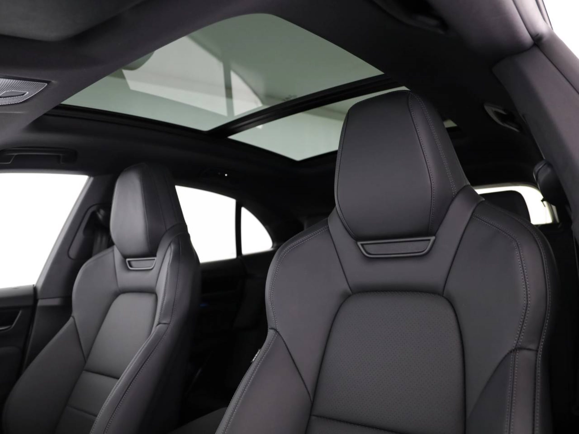 PORSCHE Macan-image-15