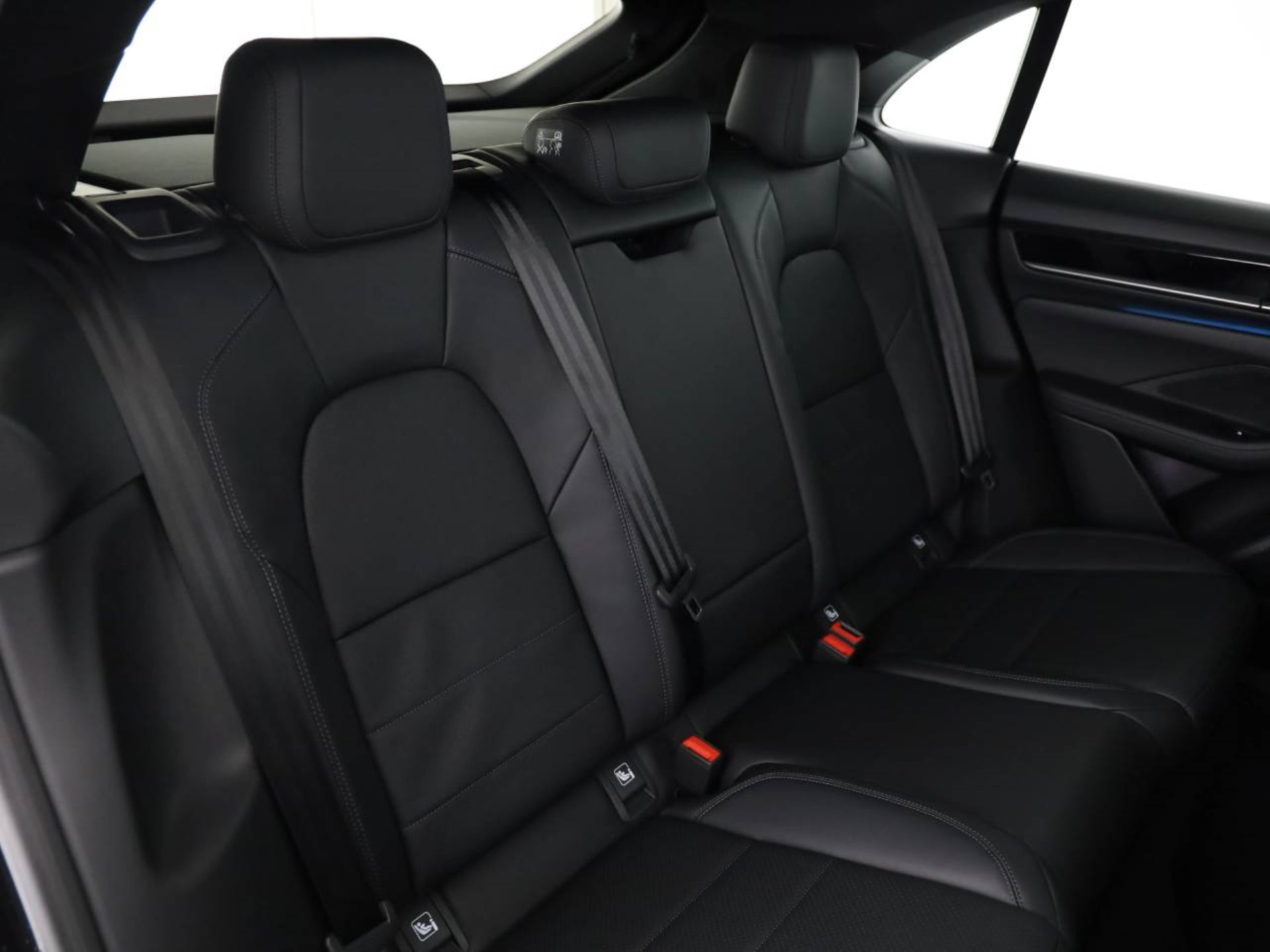 PORSCHE Macan-image-19