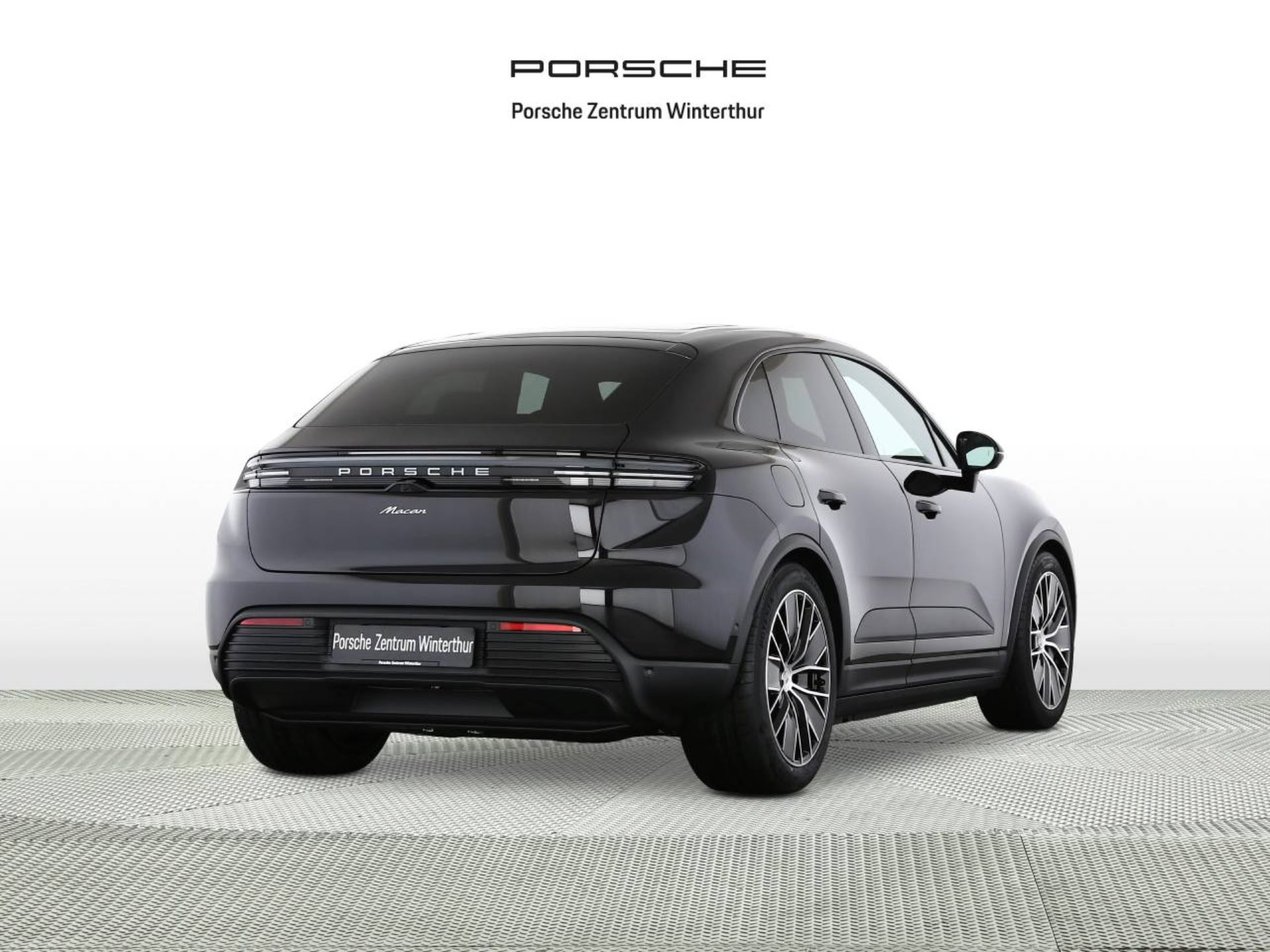 PORSCHE Macan-showroom-element-2