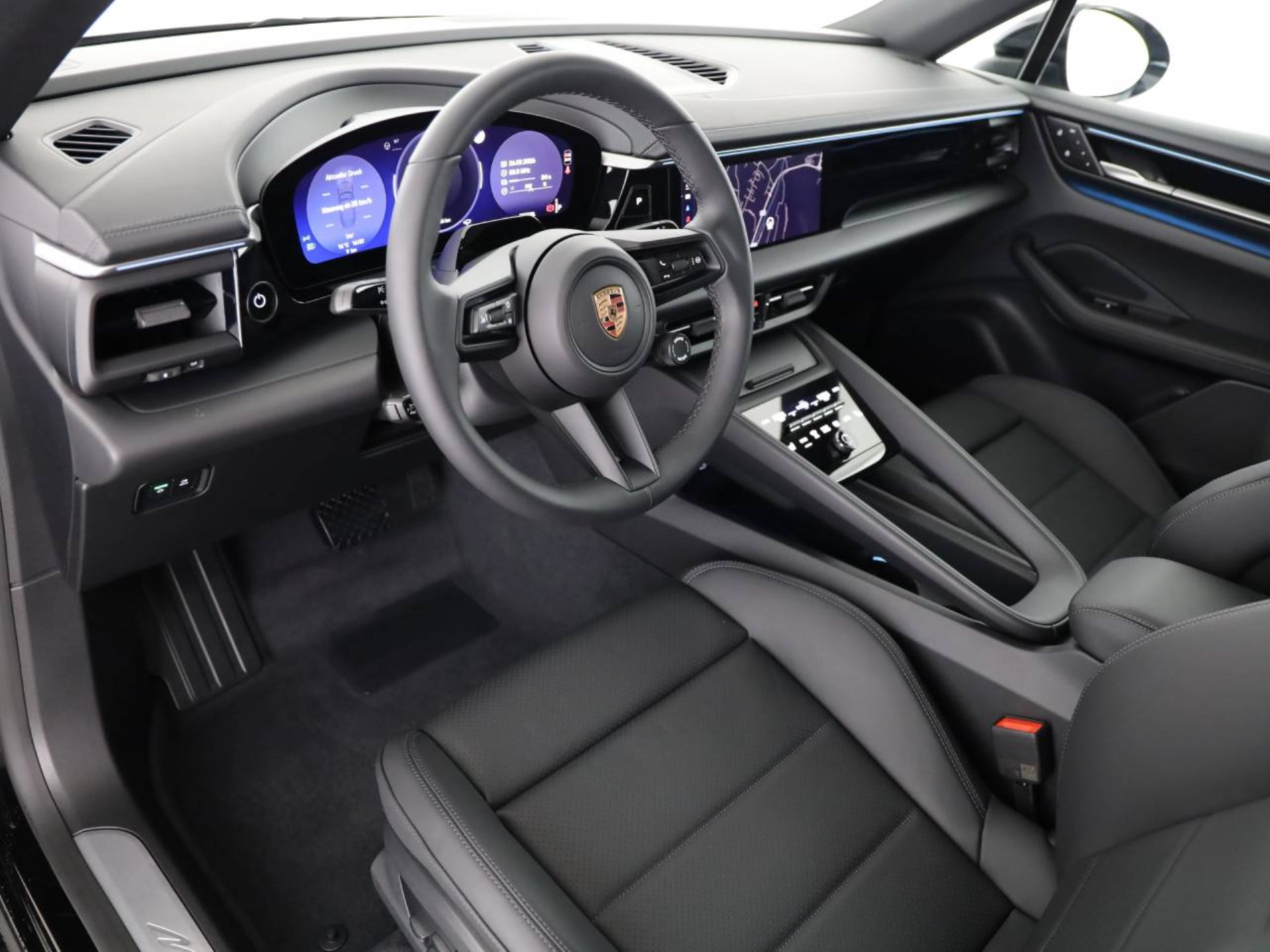 PORSCHE Macan-showroom-element-3