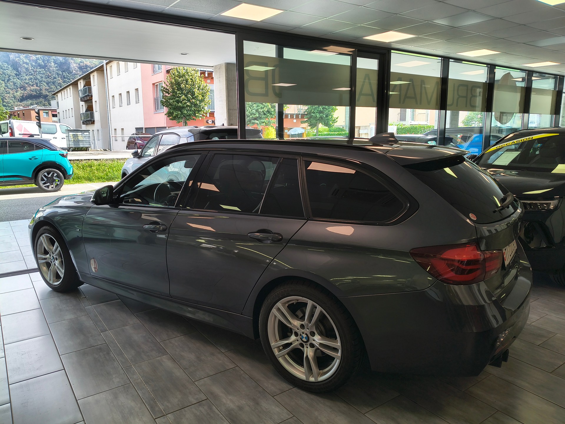 BMW 320d xDrive Touring Edition M Sport Steptronic-image-2