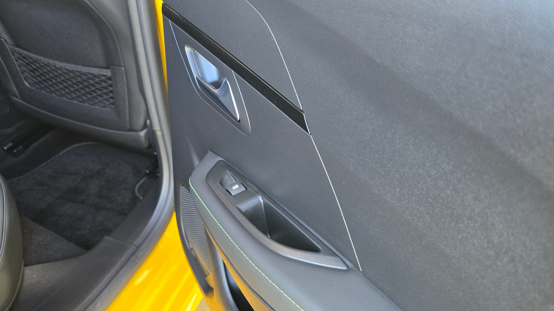 PEUGEOT 208 1.2 PureTech GT EAT8 CH Fahrzeug-image-12