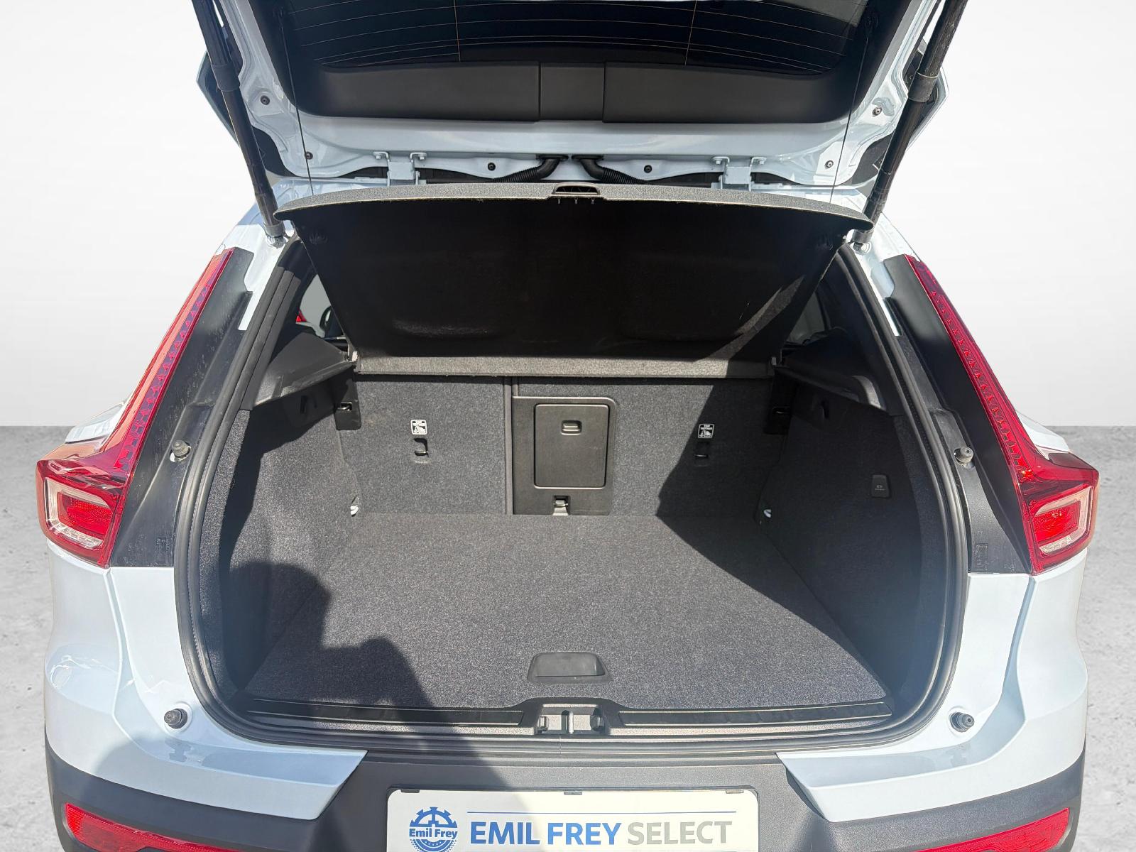 VOLVO XC40 1.5 T4 PiH Ultimate Dark-image-11