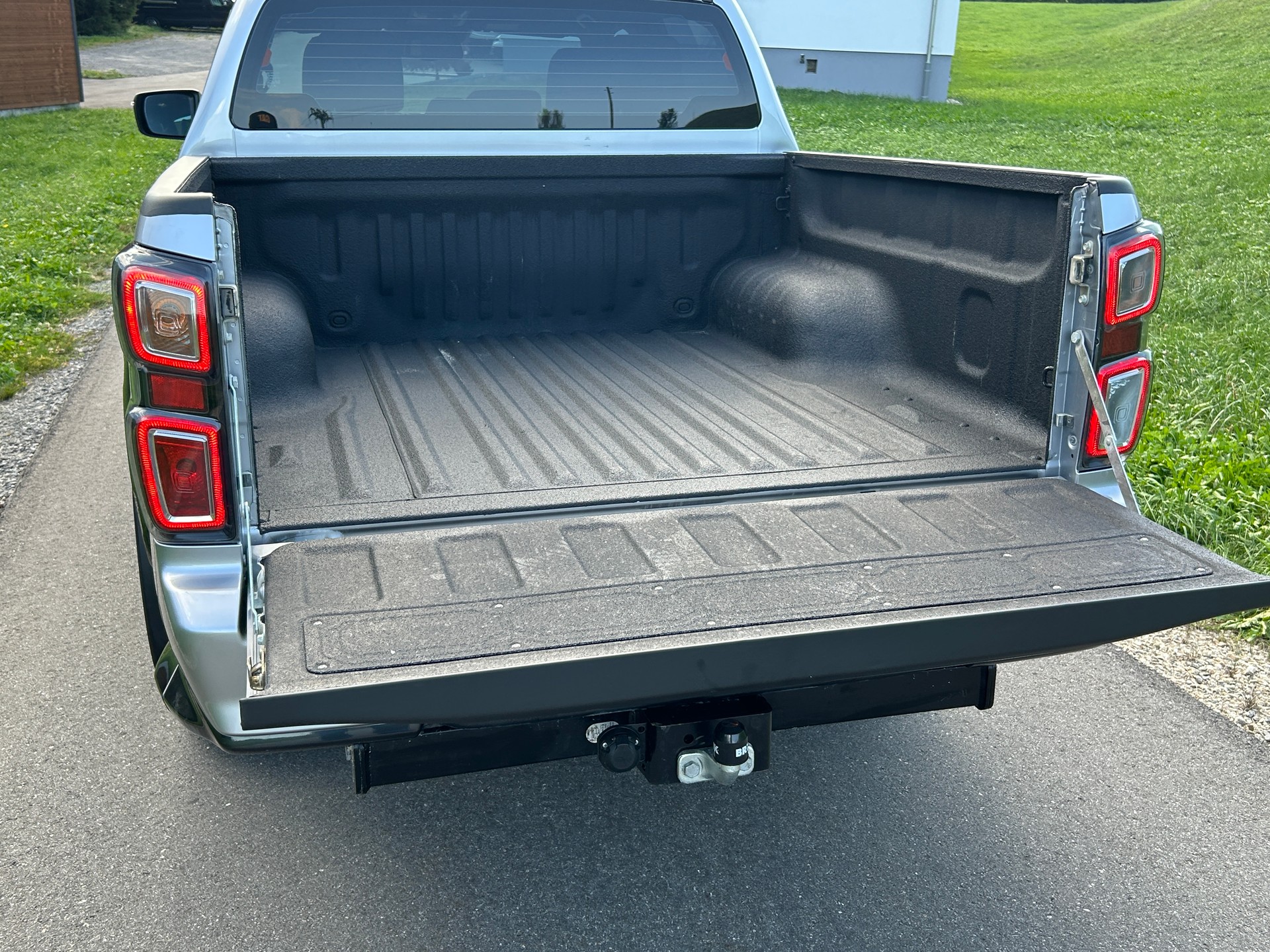 ISUZU D-MAX 1.9 CrewCab N60FF V-Cross 4x4 AT-image-7