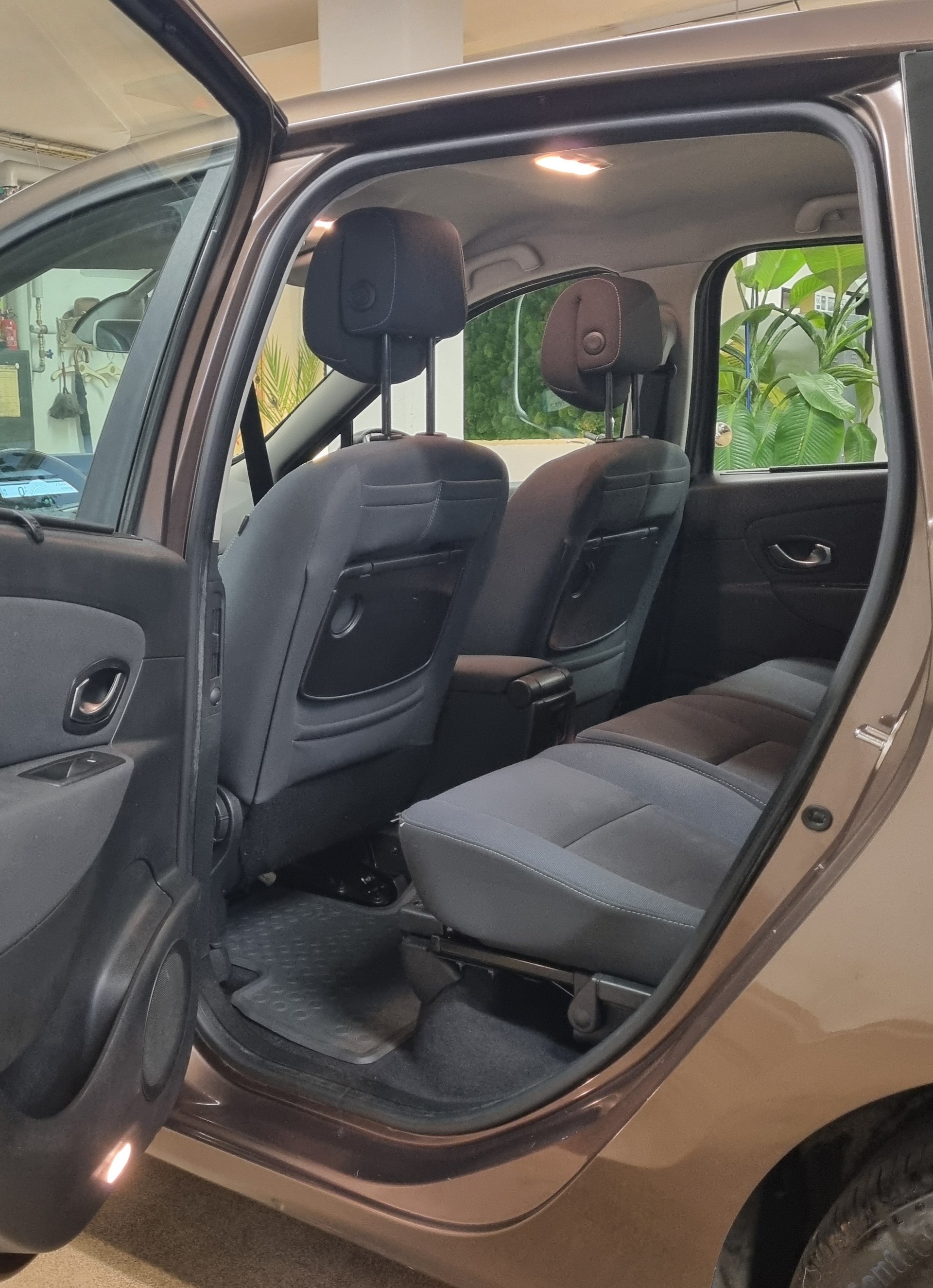RENAULT Grand Scénic 2.0 16V Dynamique X-Tronic CVT-image-9