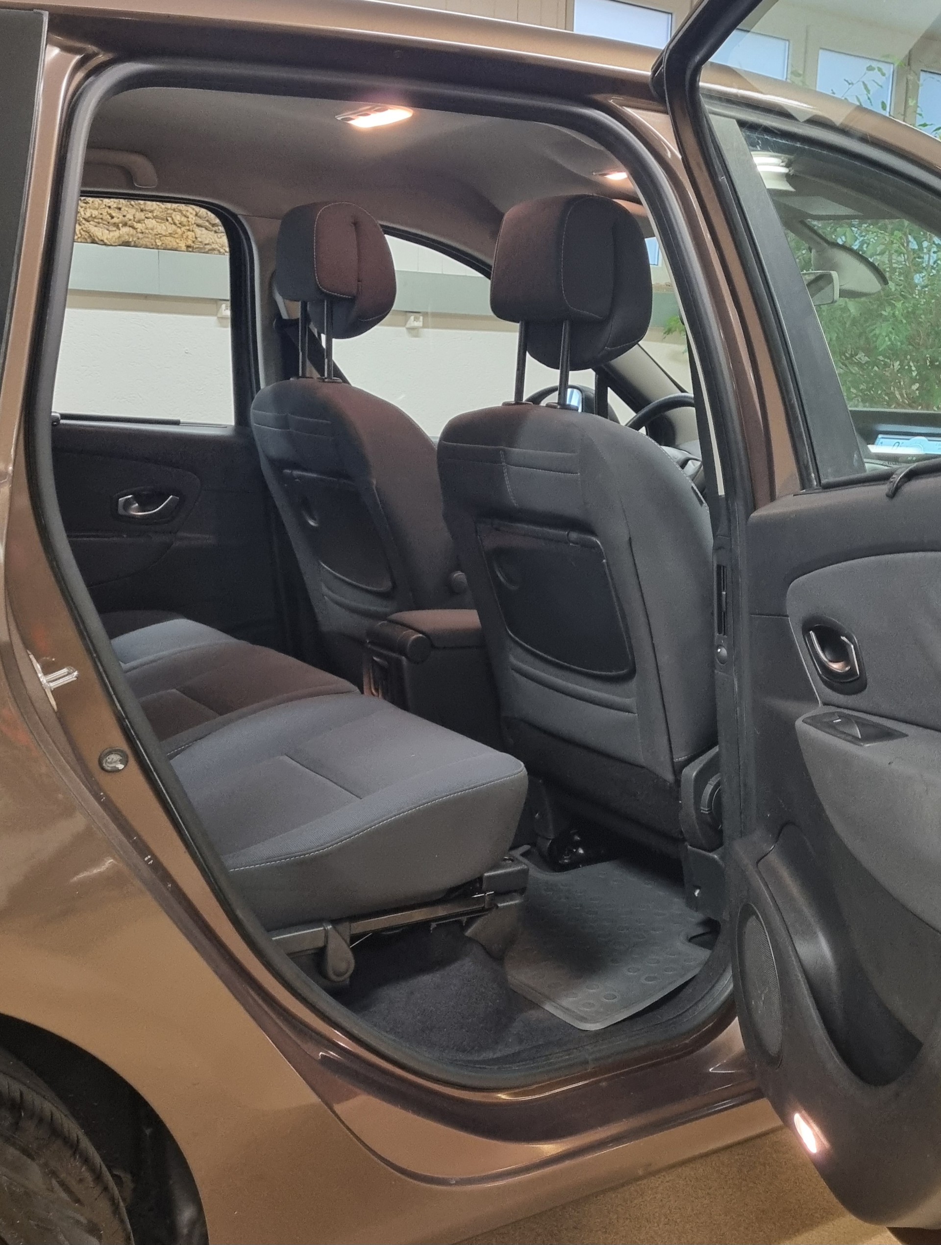 RENAULT Grand Scénic 2.0 16V Dynamique X-Tronic CVT-image-10
