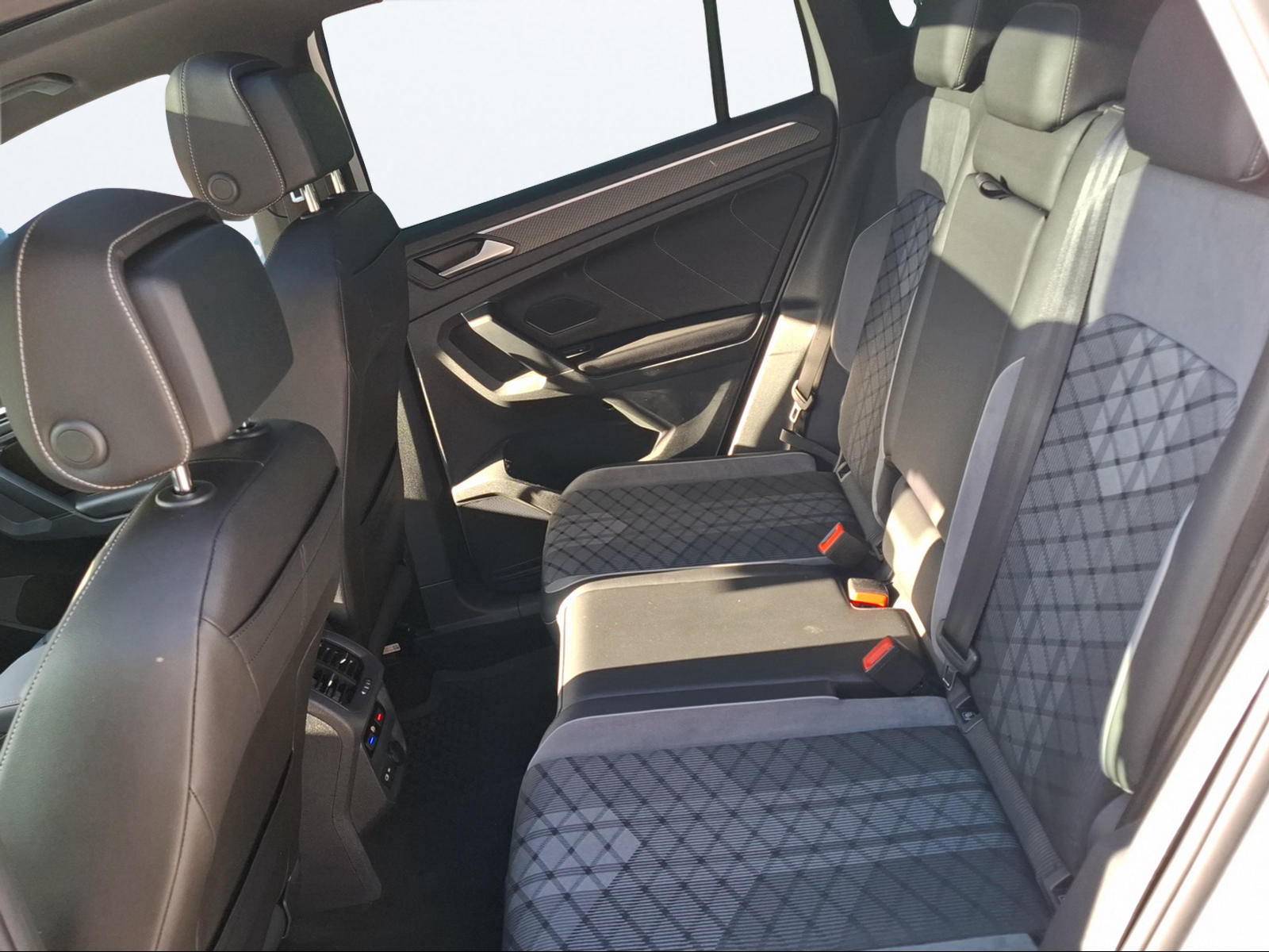 VW Tiguan 2.0 TDI SCR R-Line 4Motion DSG-image-13